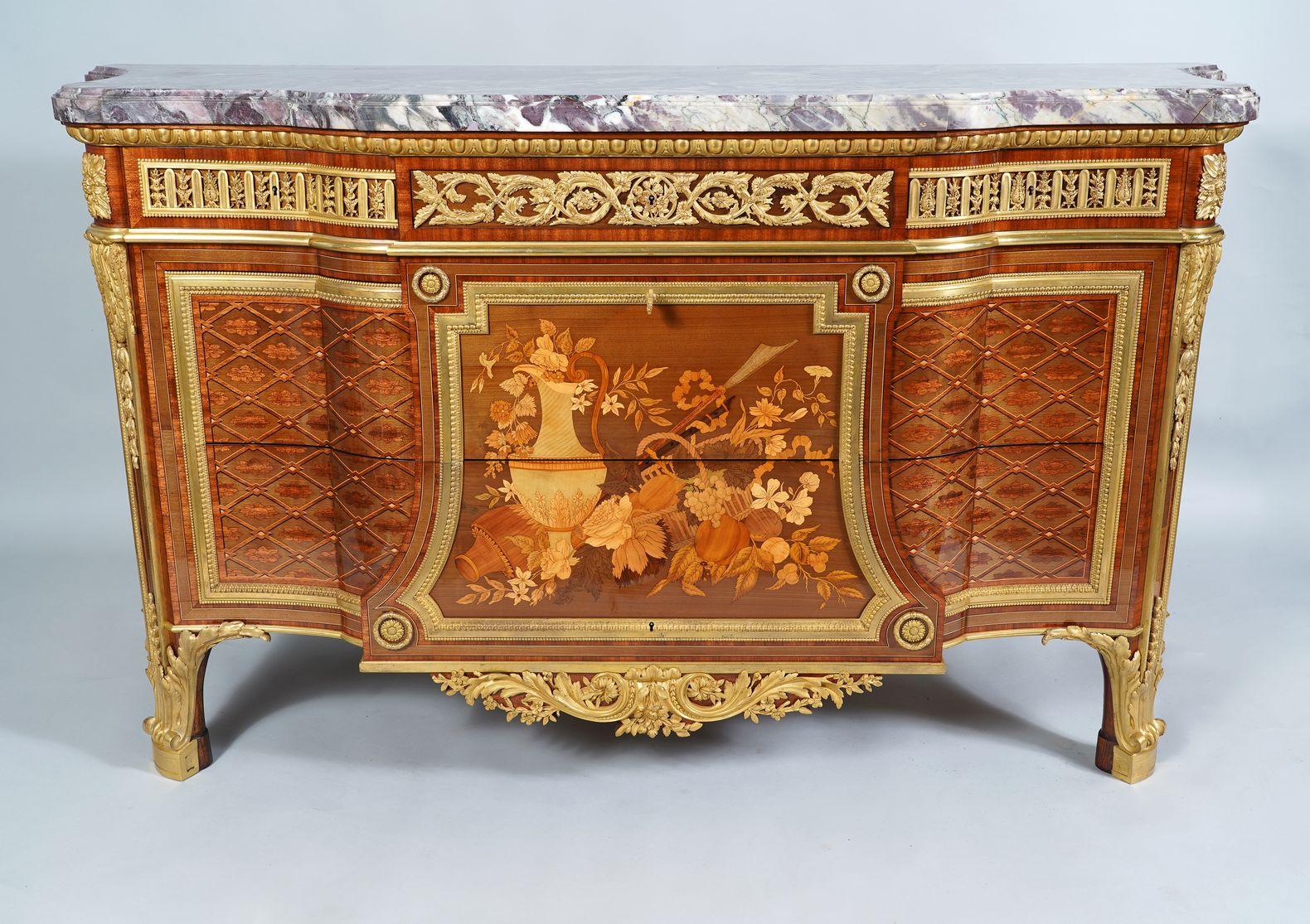 Firmato F. Link

Importante commode in stile Luigi XVI con sporgenza centrale a cupola, in impiallacciatura amaranto e raso, con lati concavi e riccamente decorati con bronzi cesellati e dorati. Si apre con cinque cassetti sul davanti, tre dei quali
