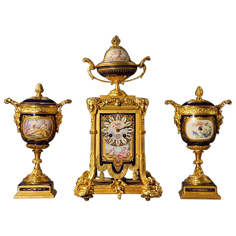 Uhrenset aus vergoldeter Bronze und Porzellan im Louis-XVI.-Stil