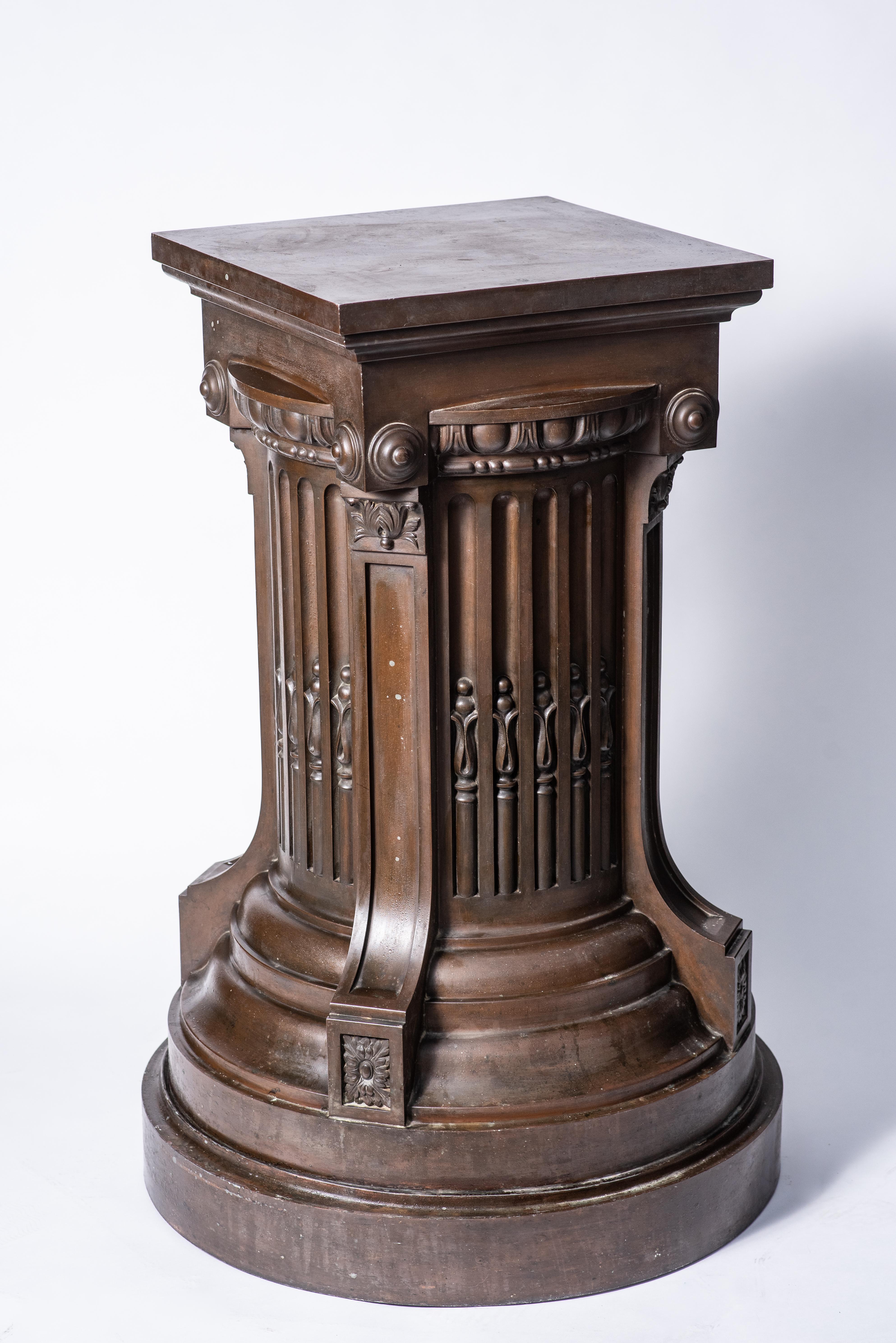 Rare and important stand in the shape of a column, LXVI style, 
in copper-plated and patinated metal. 
Decor of asparagus, scrolls, grooves etc.
It can support a very heavy object.
France circa 1880.

Base: 29.5 in x 29.5 in
Tray: 19.7 x 19.7