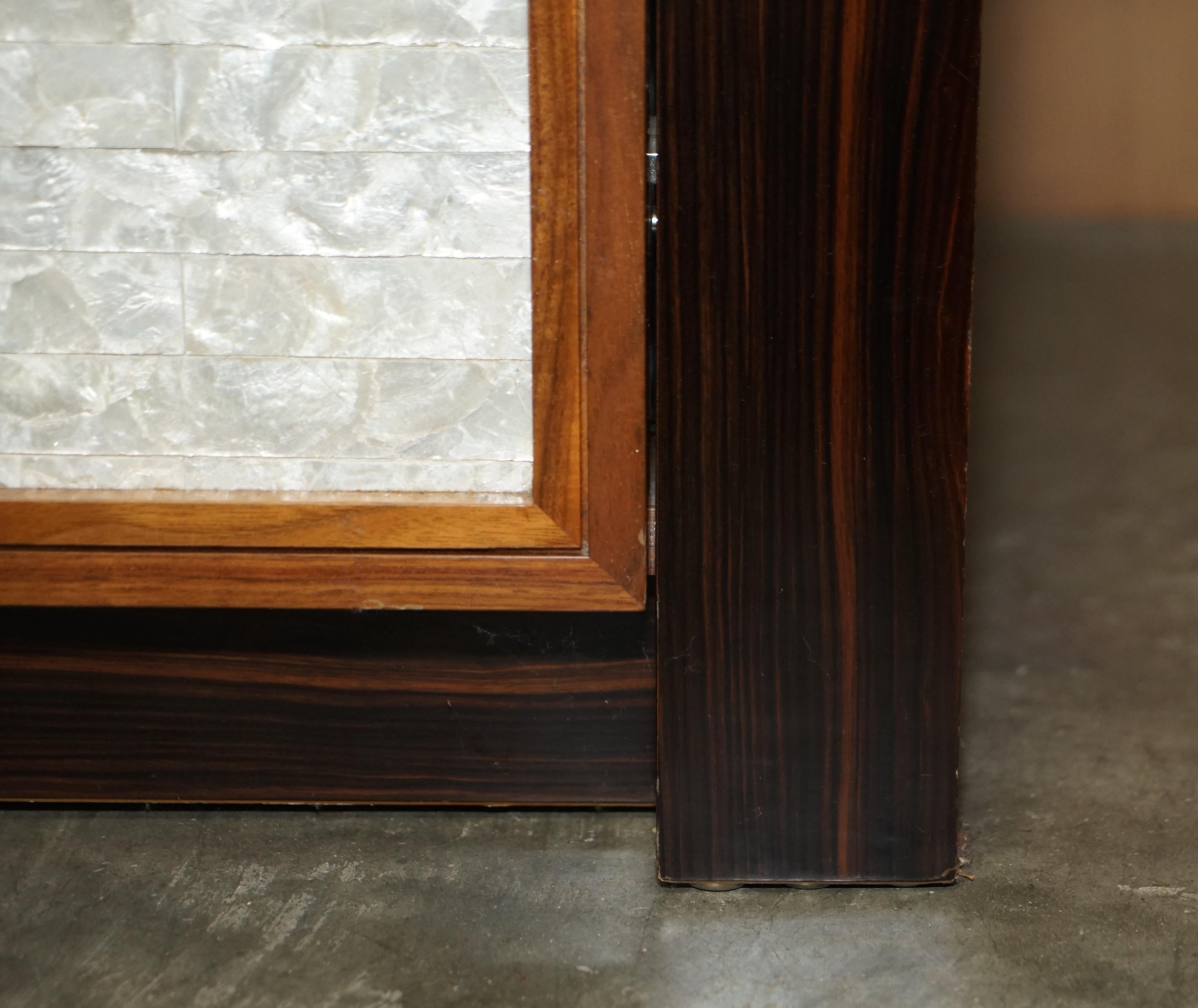 Fait main Important Macassar Ebony Mother of Pearl Glass Shelf Cupboard Cabinet Shelves en vente