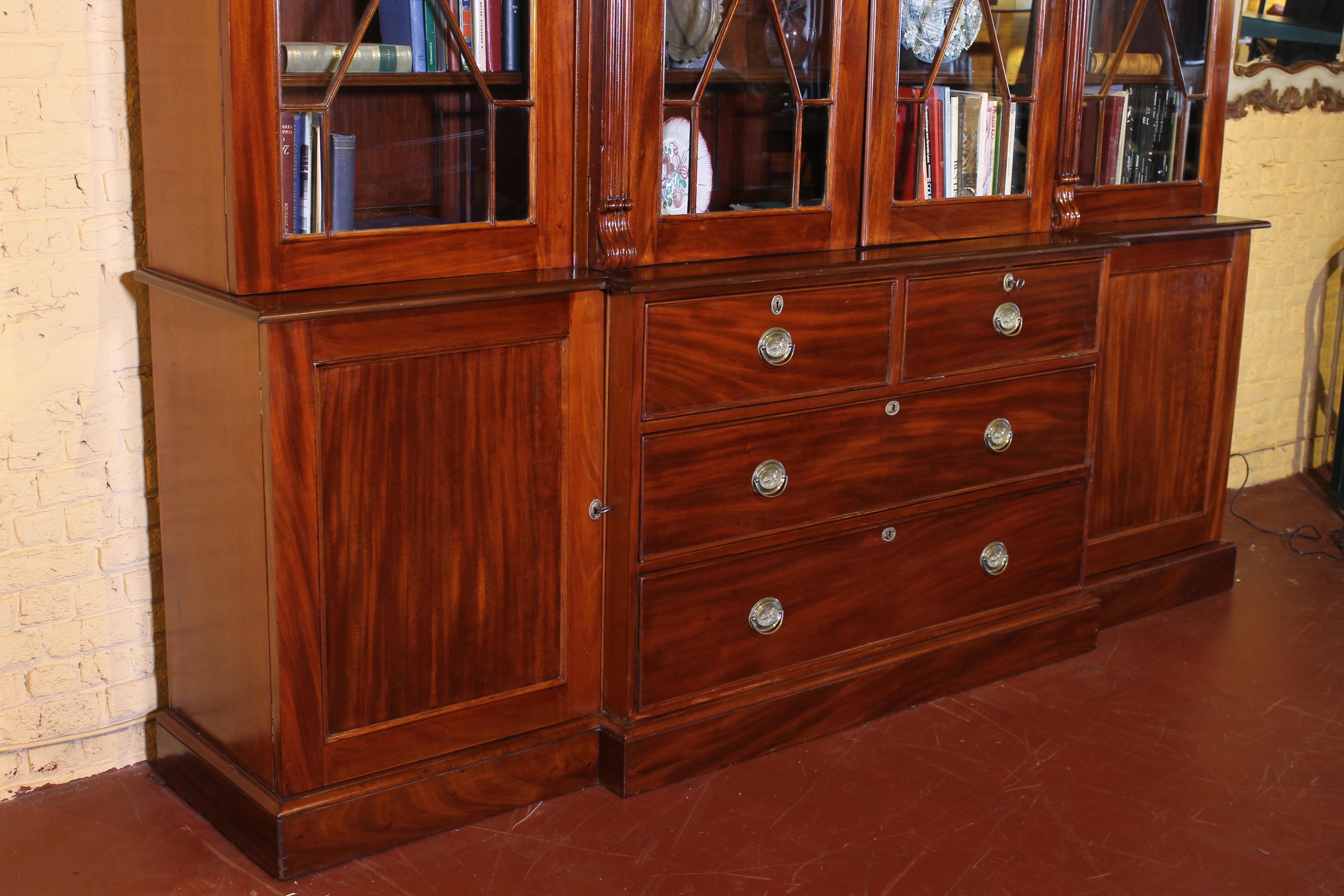 Important Mahogany Library Bookcase From The 19th Century From England For Sale 5
