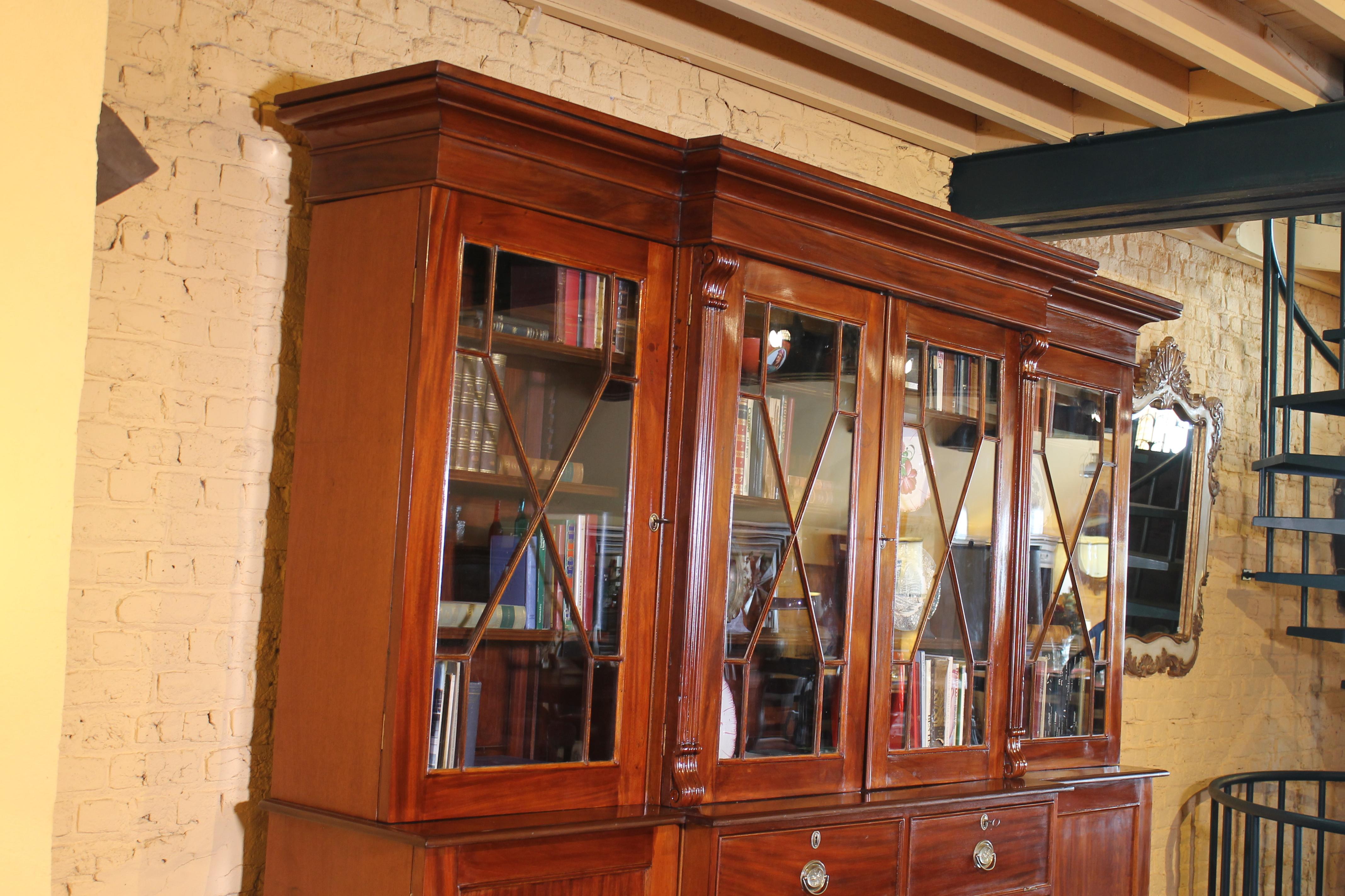 Important Mahogany Library Bookcase From The 19th Century From England For Sale 7
