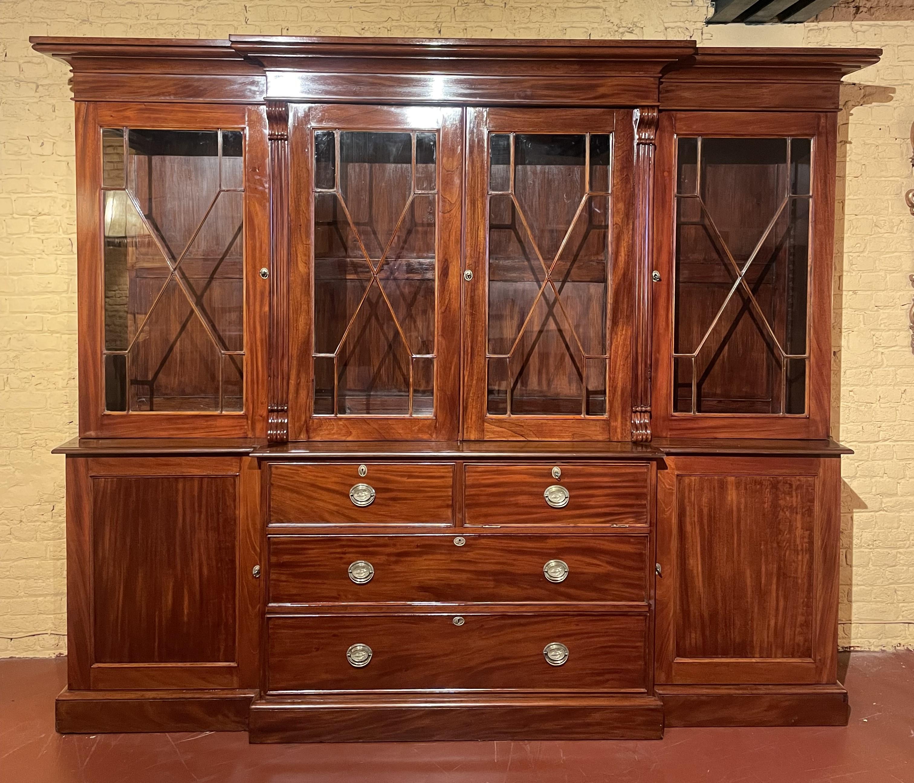 Elegant large mahogany bookcase from the 19th century from England

Very beautiful bookcase called breakfront (which has a forward part). Which gives it a nice line.

The lower part is closed and composed of 2 doors and 4 drawers including a false