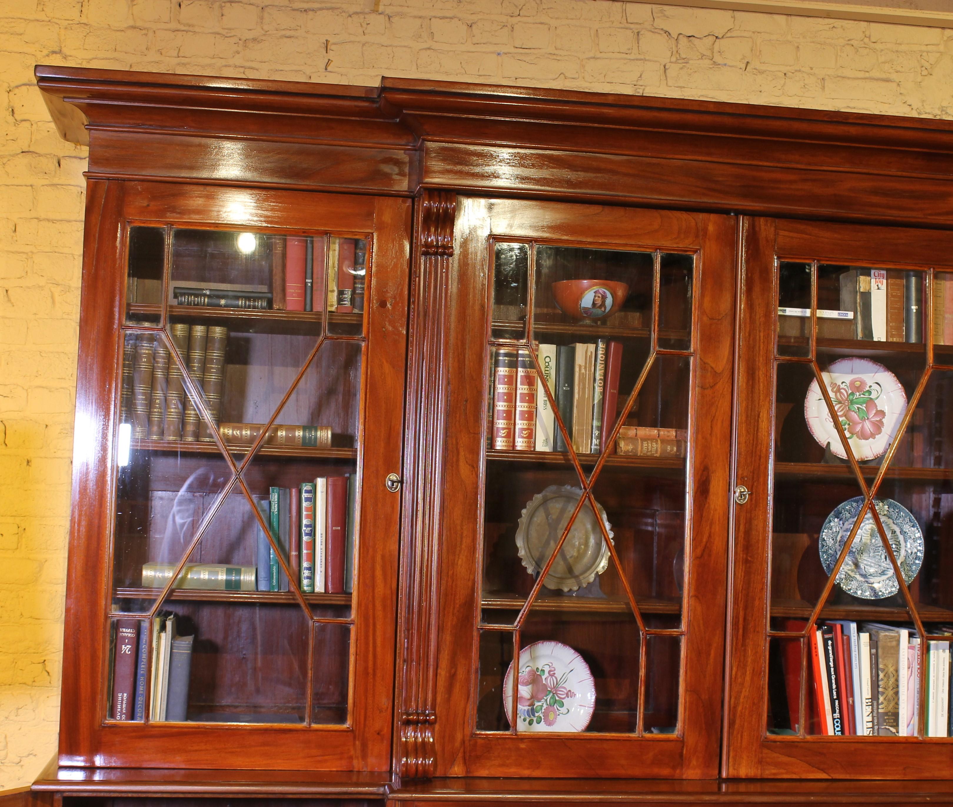 Important Mahogany Library Bookcase From The 19th Century From England For Sale 3