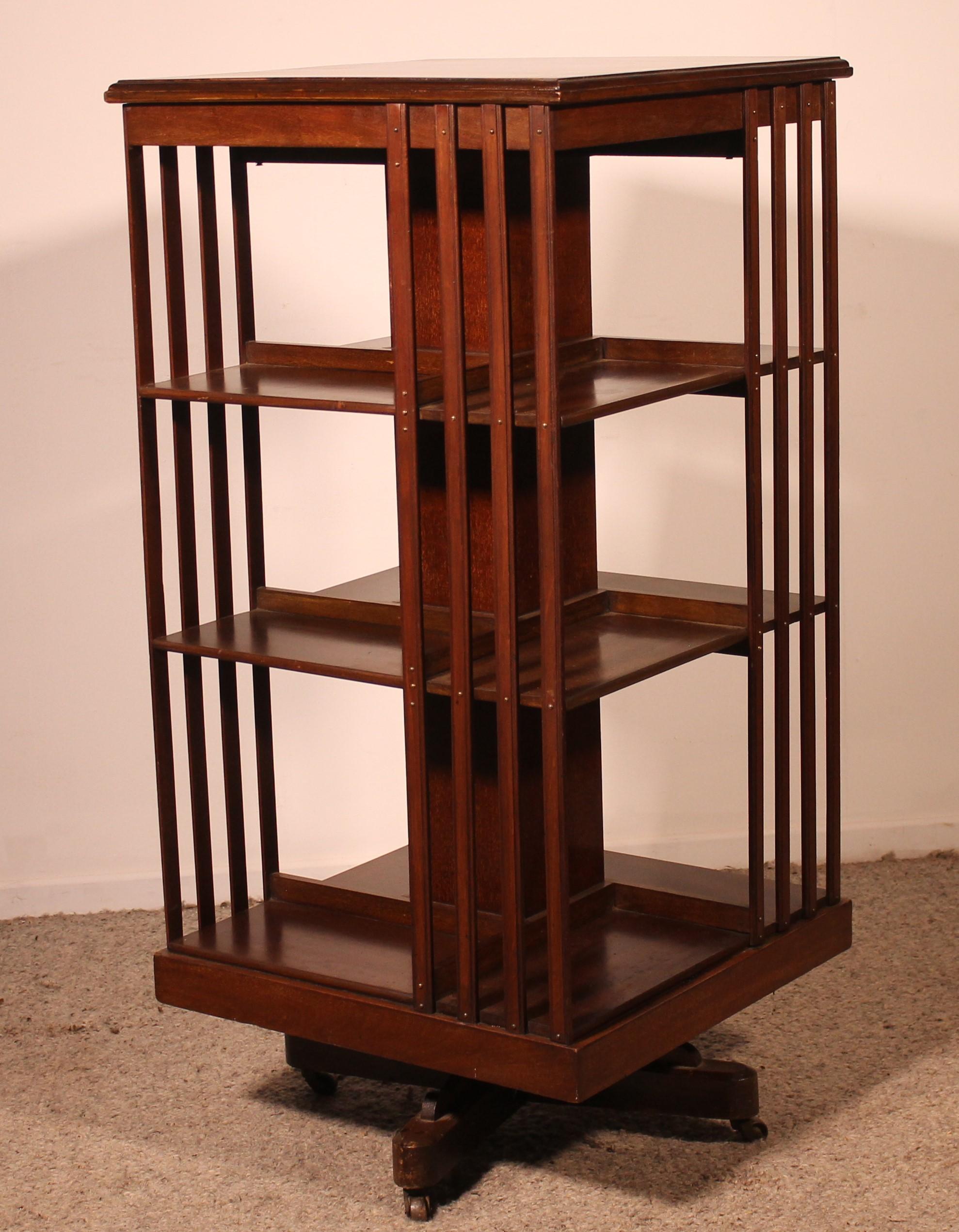 Elegant large revolving bookcase in mahogany from the 19th century from England
Very beautiful mahogany bookcase which has three levels which is unusual since almost all the time they only have two floors
Very beautiful patina and in very good