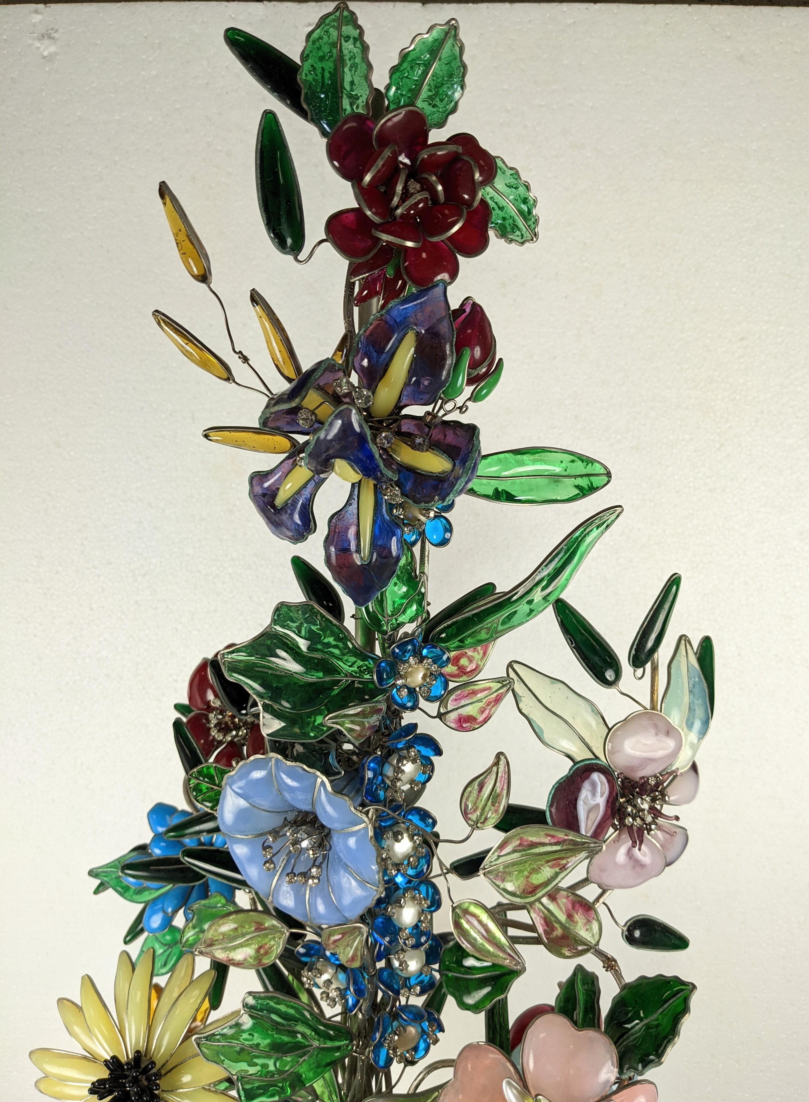 Importante arreglo floral de Gripoix, de la antigua sala de exposiciones de YSL en la calle 57 Oeste de Nueva York. Uno de los importantes tríos que se utilizaron para decorar las vitrinas de hierro diseñadas por Lalanne que se utilizaban por todas