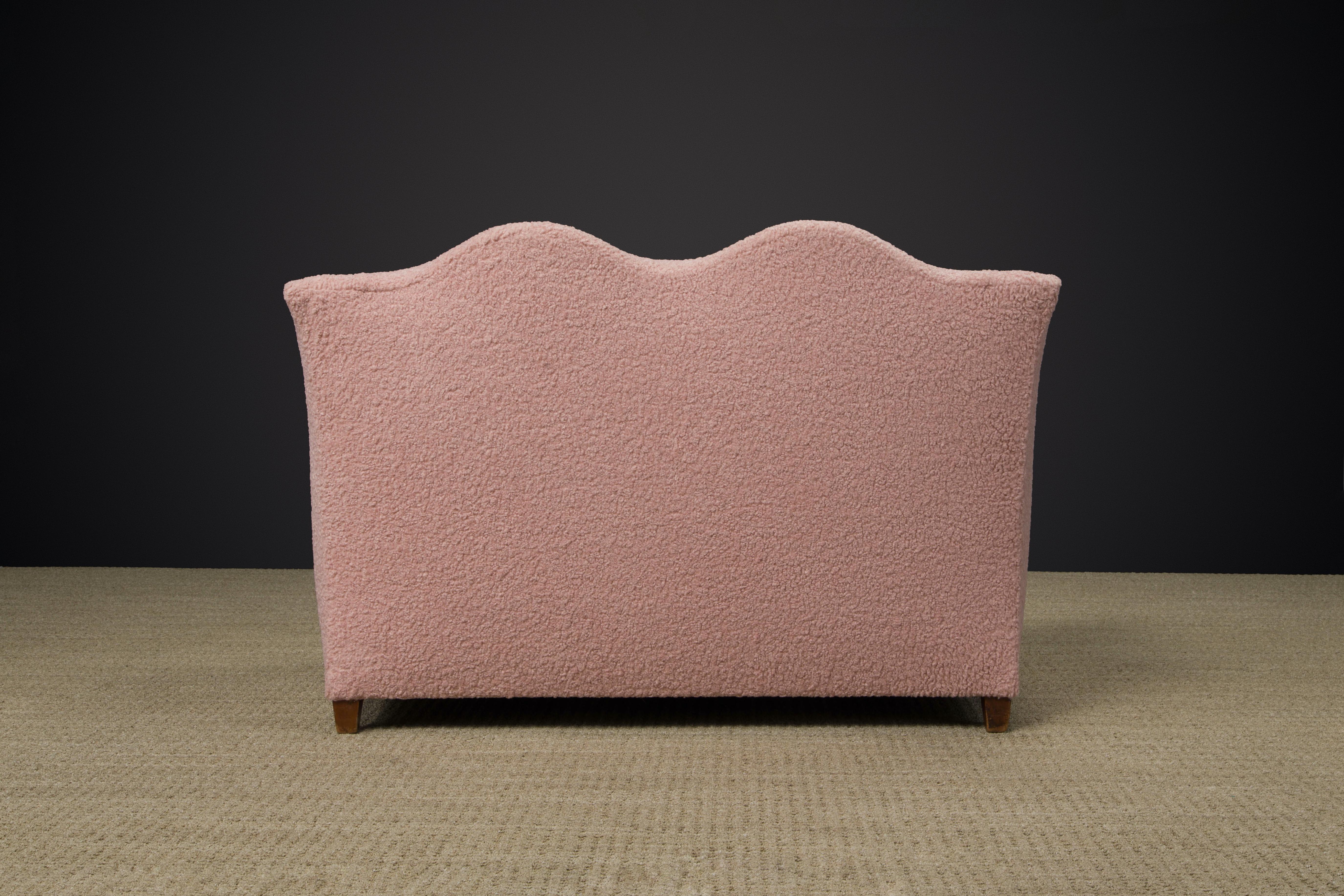 Importante Loveseat Maison Jansen Retapizado en Bouclé Rosa, c. 1930, Firmado en venta 7