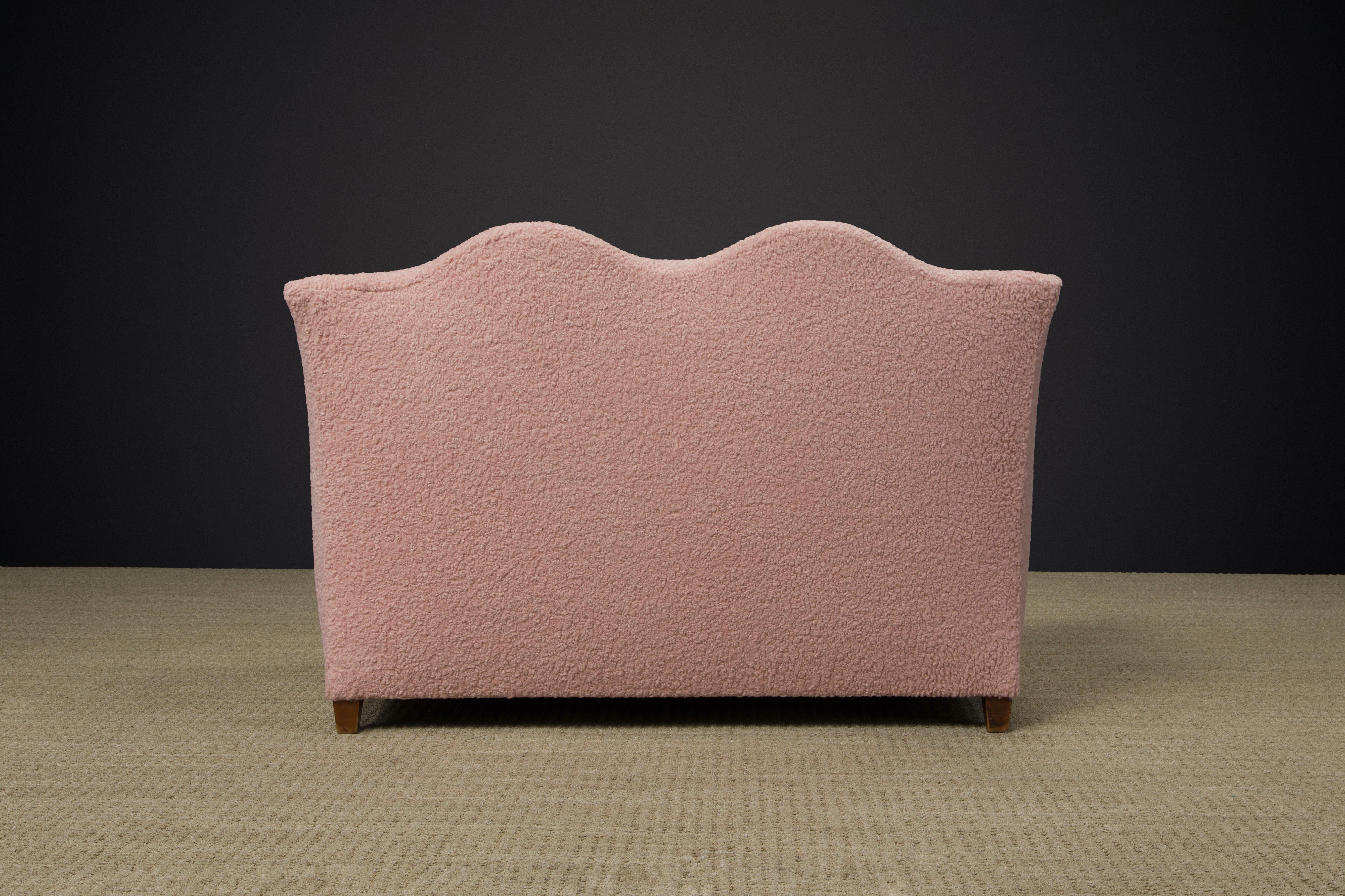 Importante Causeuse de Maison Jansen retapissée en bouclé rose, c. 1930, signée  en vente 6