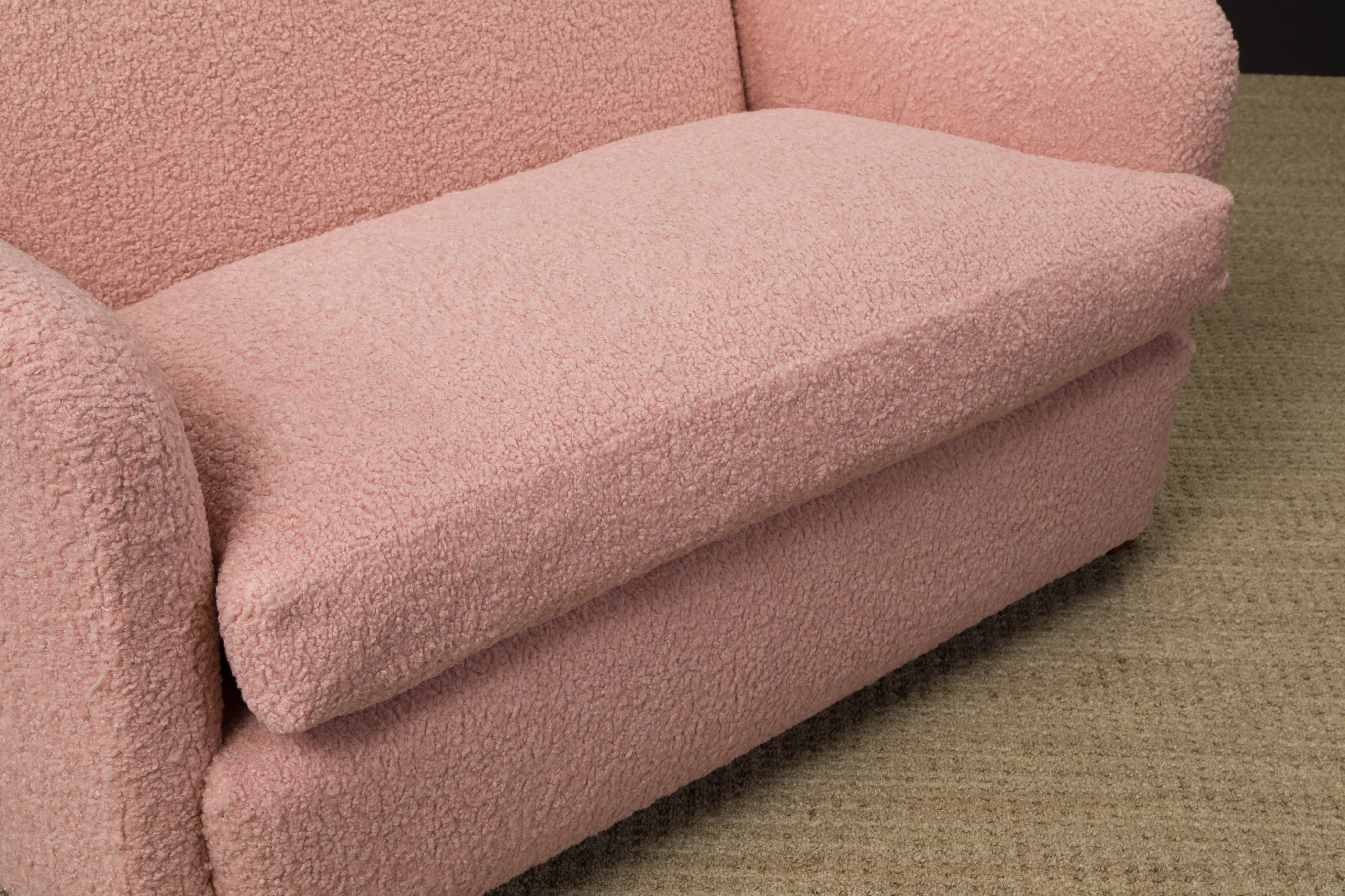 Importante Loveseat Maison Jansen Retapizado en Bouclé Rosa, c. 1930, Firmado en venta 3