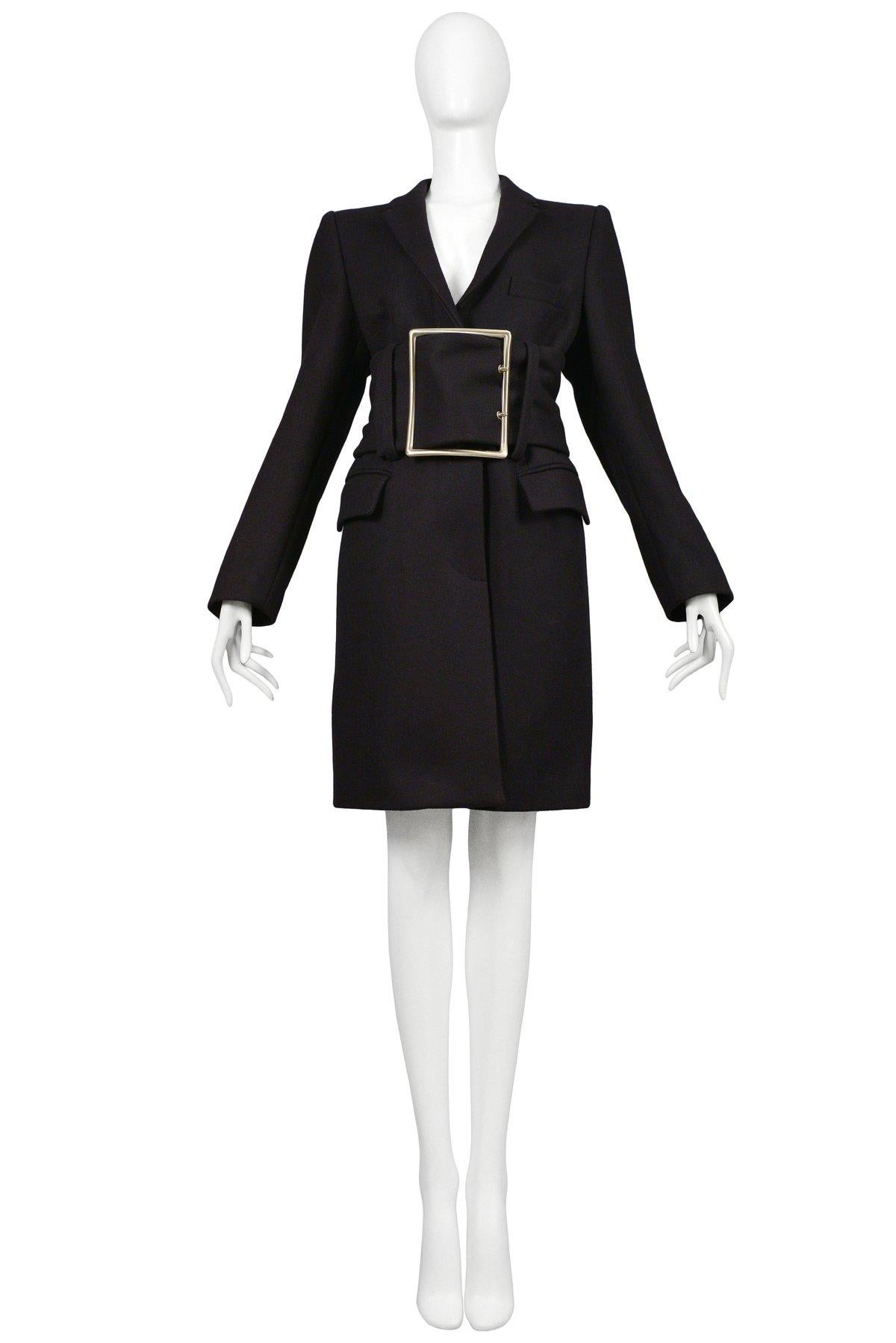 Resurrection Vintage freut sich, einen dunklen Wollmantel von Maison Martin Margiela anbieten zu können. Der Mantel ist mit einer übergroßen, silberfarbenen Gürtelschnalle und einem verstellbaren Gürtel versehen, hat seitliche Vordertaschen und ist