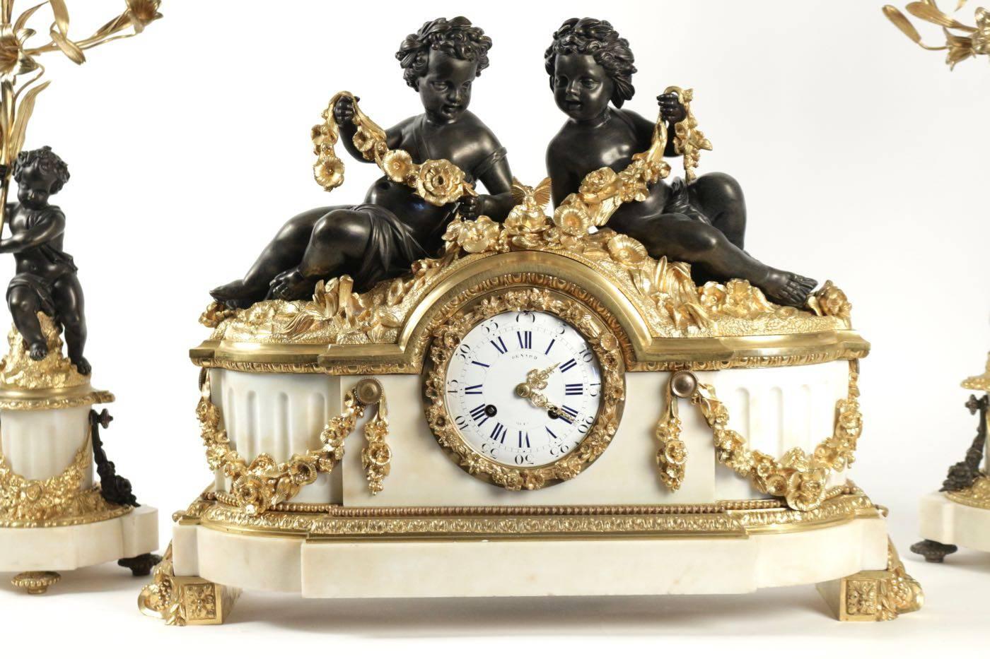 Important mantle clock with matching candelabras, period Napoleon III, with lovers in bronze, white marble, gold gilt bronze and patinated, 19th century.
Measure: Mantel clock: H 49cm, L 60cm, P 18cm
Candelabras: H 66cm, L 20cm, P 20cm.