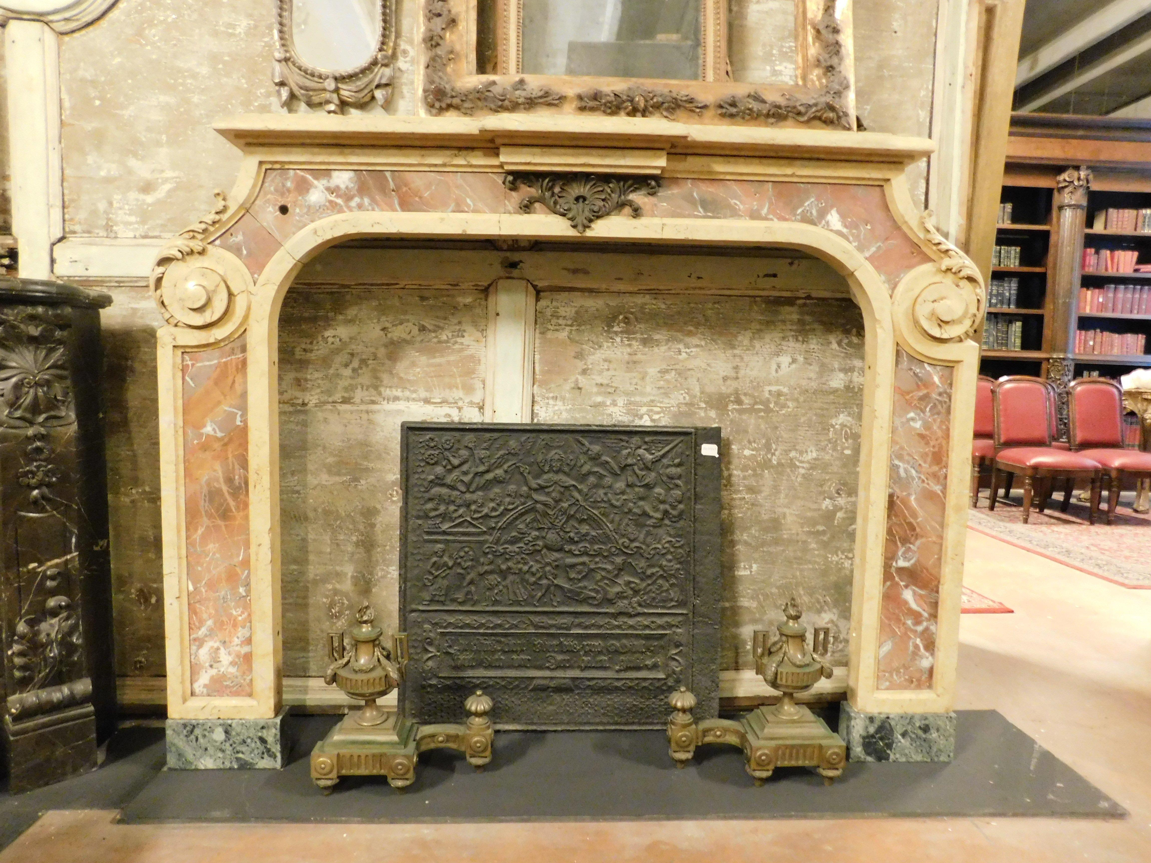 Cheminée ancienne à manteau, construite avec des incrustations en marbre jaune de Vérone, des incrustations en marbre rouge avec des veines blanches et roses.
La cheminée a un dessus en forme, des boucles et des décorations latérales en forme de