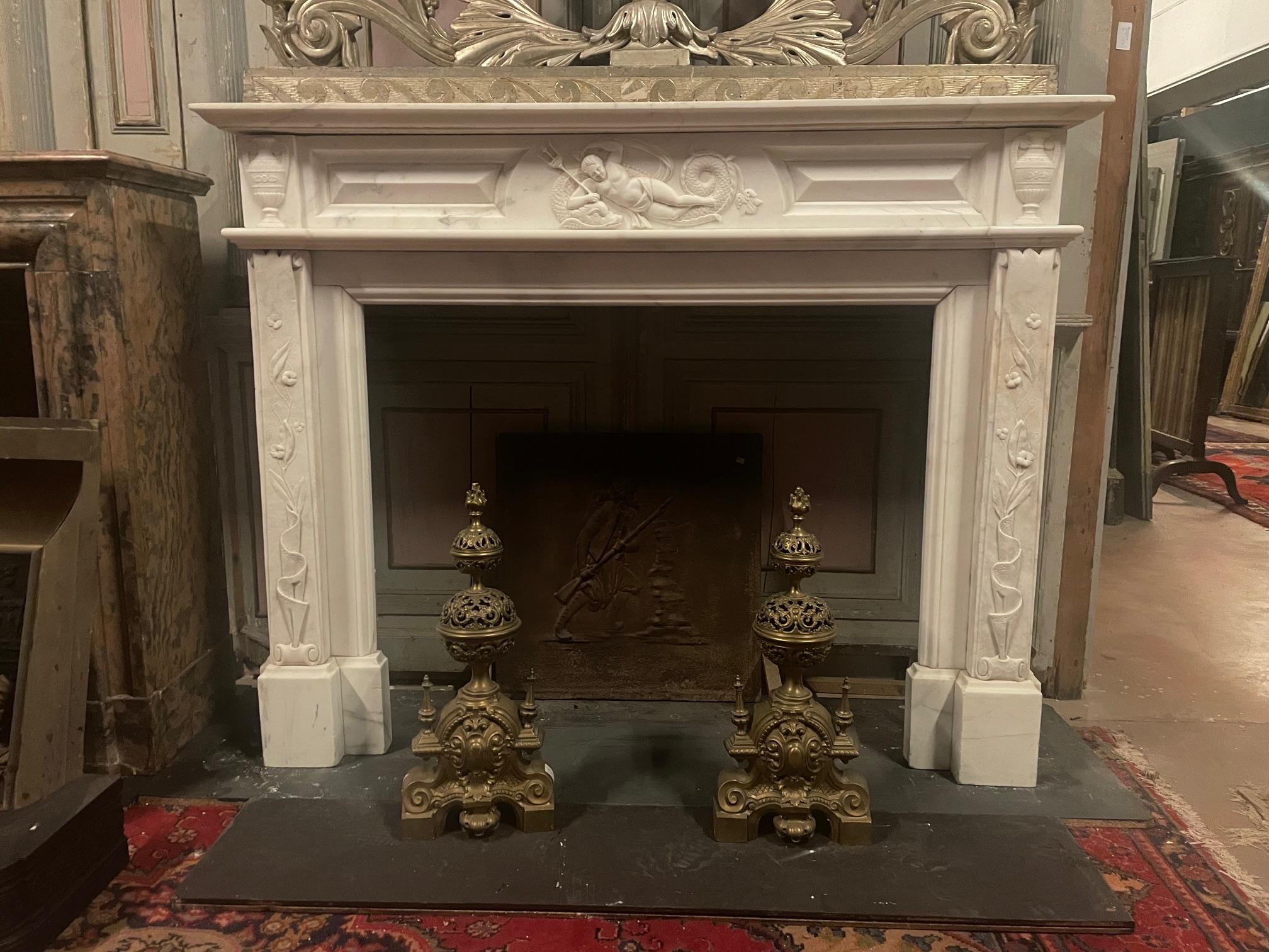 Importante chimenea de manto de mármol blanco de Carrara ricamente tallado, Italia en venta 3