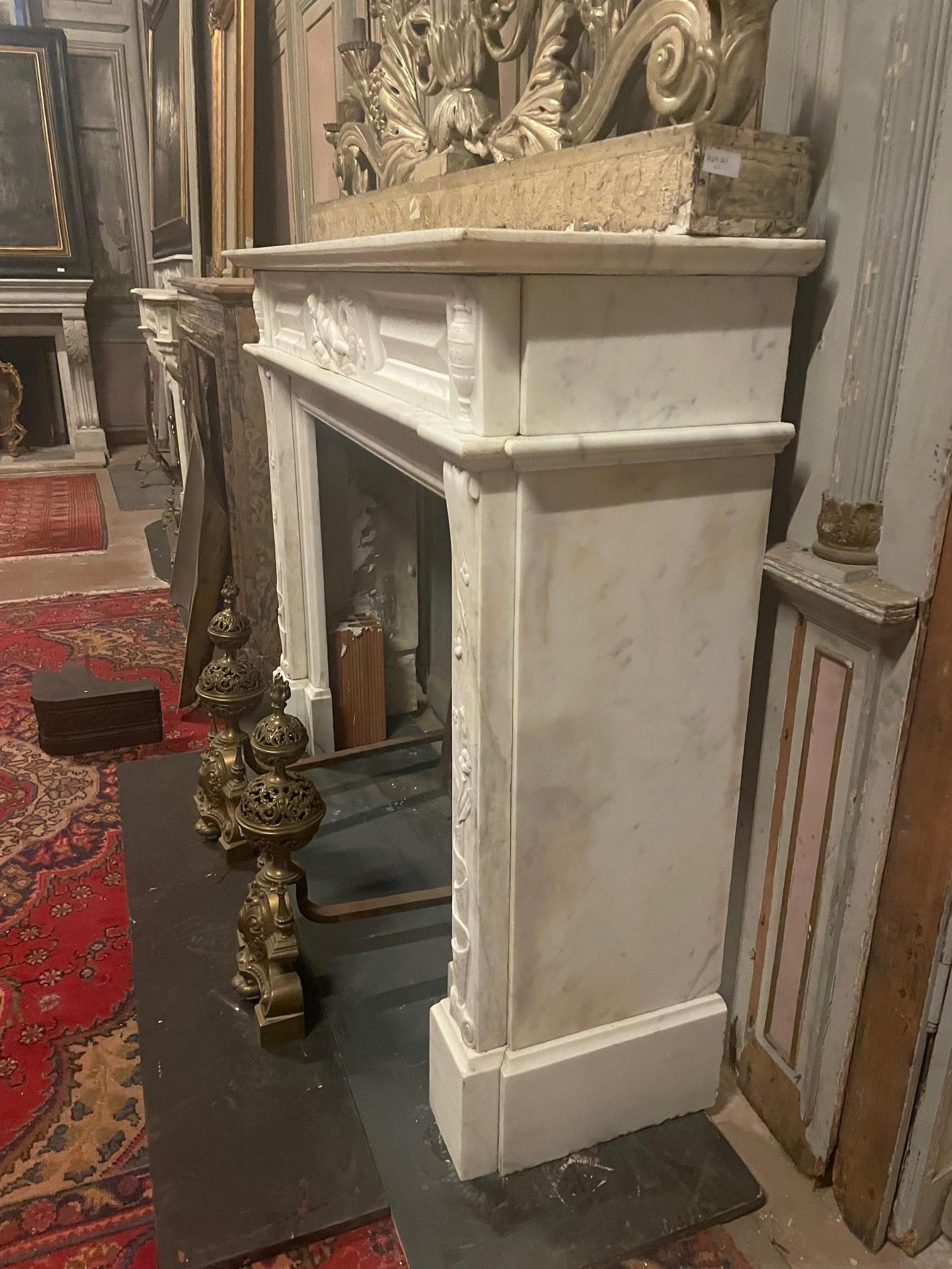 Importante chimenea de manto de mármol blanco de Carrara ricamente tallado, Italia en venta 4
