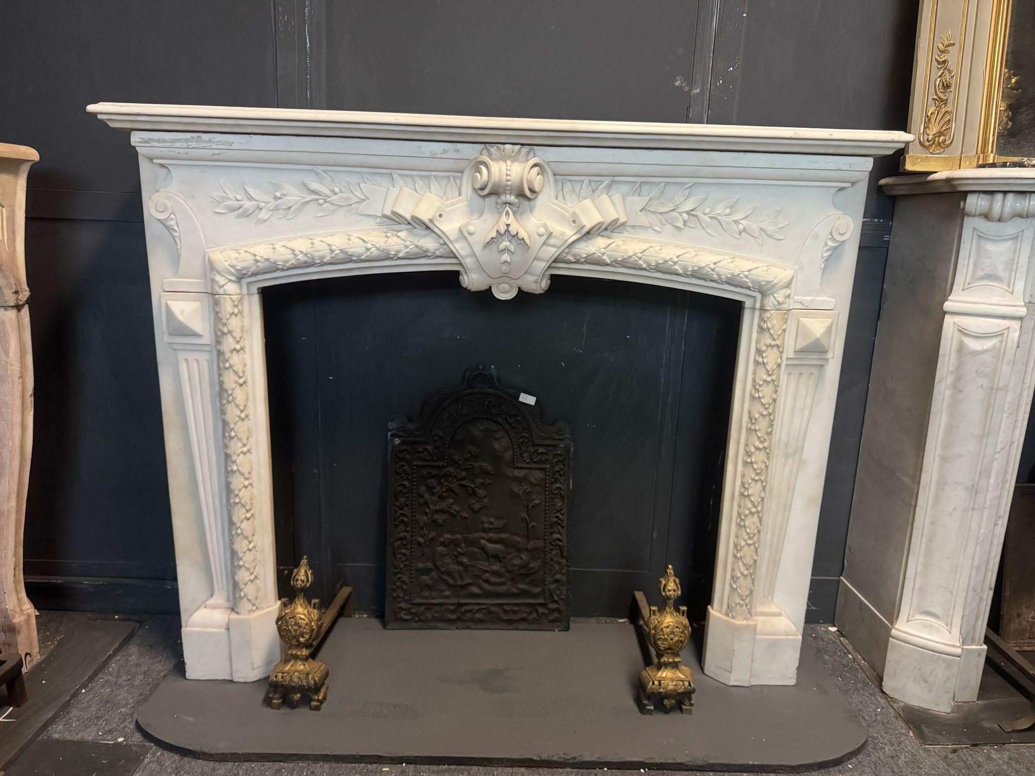 Fascinante repisa de chimenea antigua de mármol blanco de Carrara.

El preciado mármol blanco de Carrara es conocido en todo el mundo por su uniforme color blanco puro con vetas grises. Ya apreciado por los antiguos romanos, se ha utilizado para