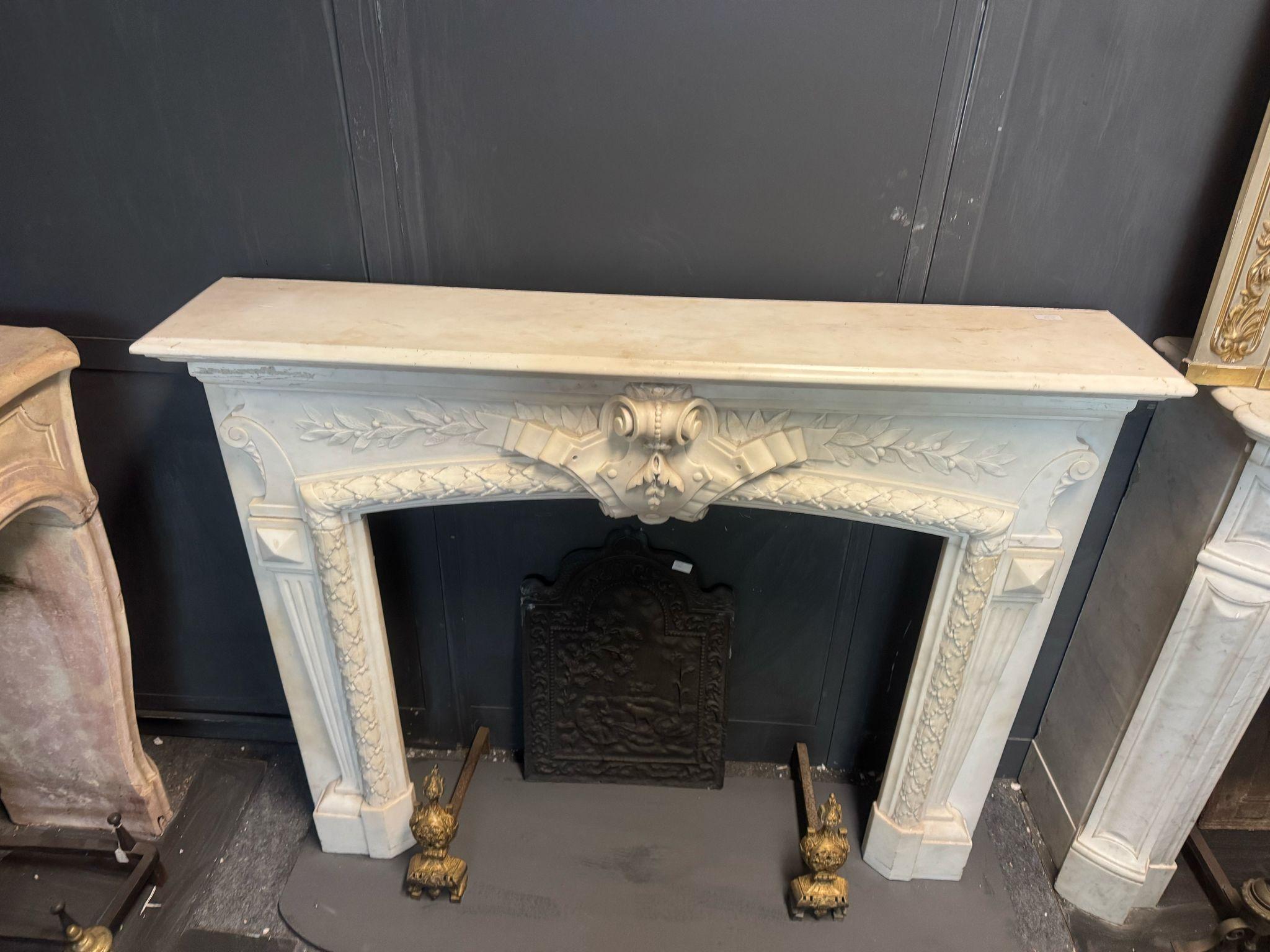 Importante chimenea de manto de mármol blanco de Carrara, ricamente tallado, Italia Italiano en venta