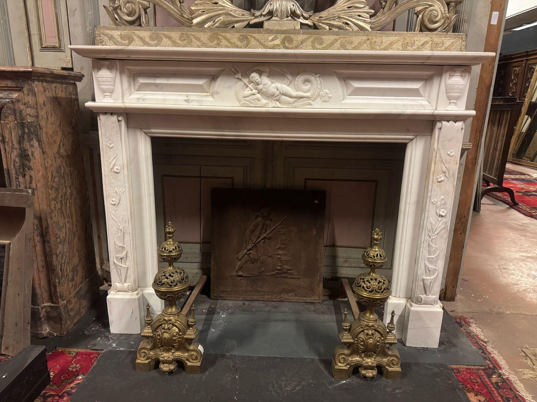 Importante chimenea de manto de mármol blanco de Carrara ricamente tallado, Italia Italiano en venta