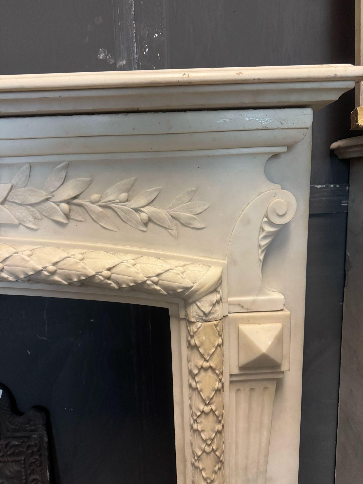 Importante chimenea de manto de mármol blanco de Carrara, ricamente tallado, Italia Tallado a mano en venta