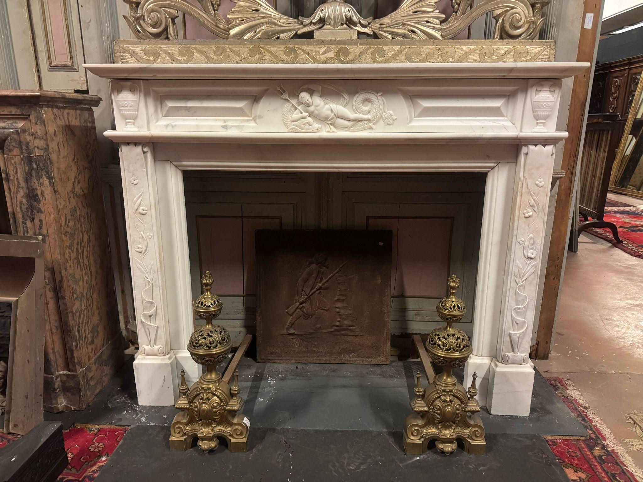 Importante chimenea de manto de mármol blanco de Carrara ricamente tallado, Italia Tallado a mano en venta