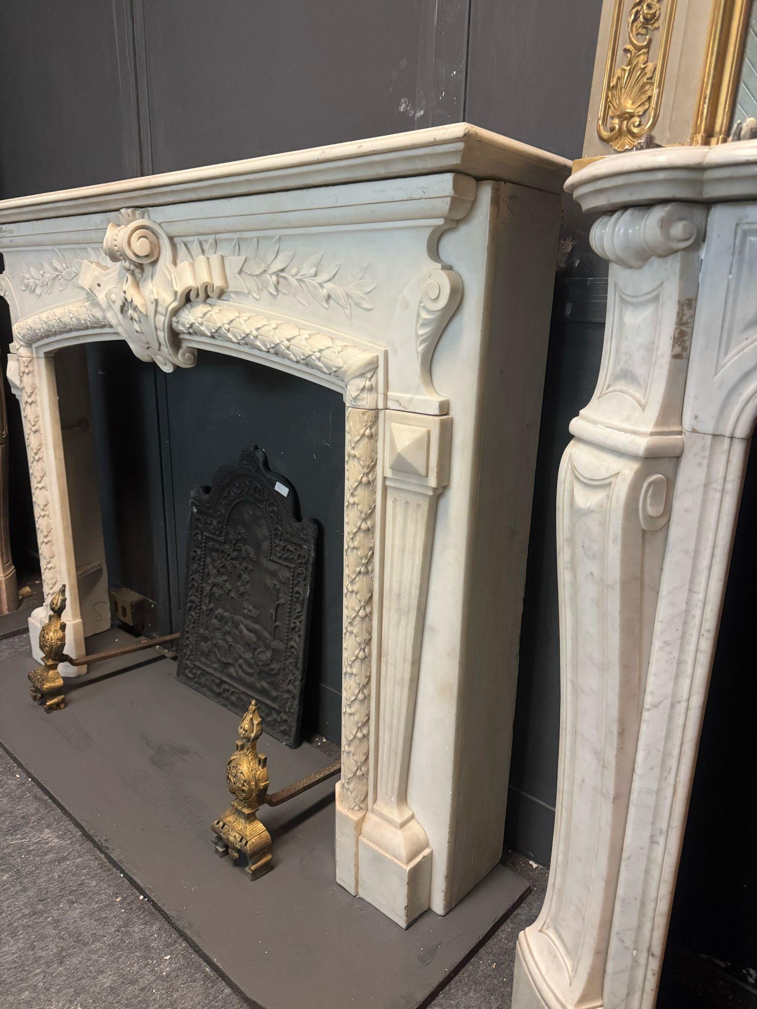 Importante chimenea de manto de mármol blanco de Carrara, ricamente tallado, Italia en Bueno estado para la venta en Cuneo, Italy (CN)