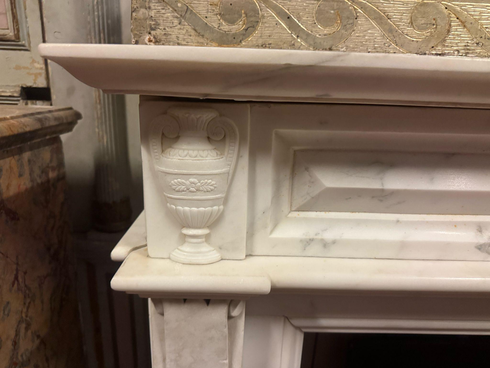 Importante chimenea de manto de mármol blanco de Carrara ricamente tallado, Italia siglo XIX en venta