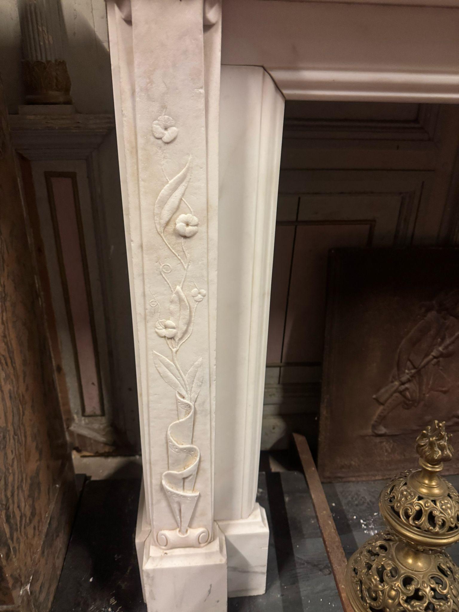 Importante chimenea de manto de mármol blanco de Carrara ricamente tallado, Italia Mármol de Carrara en venta