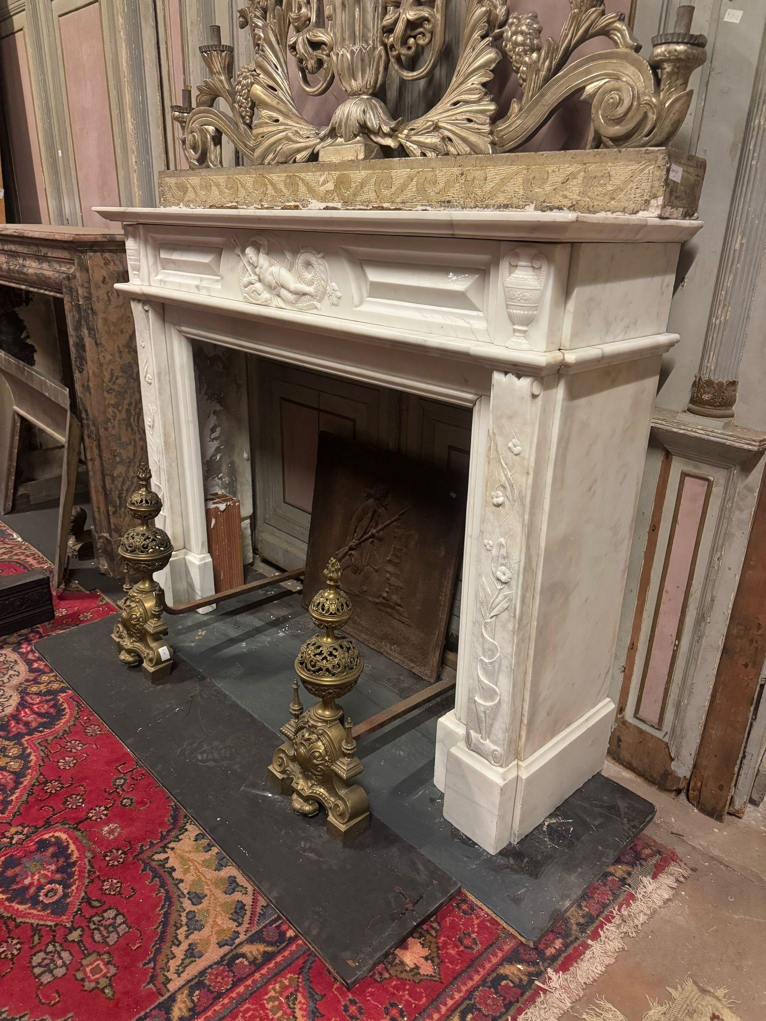 Importante chimenea de manto de mármol blanco de Carrara ricamente tallado, Italia en venta 1
