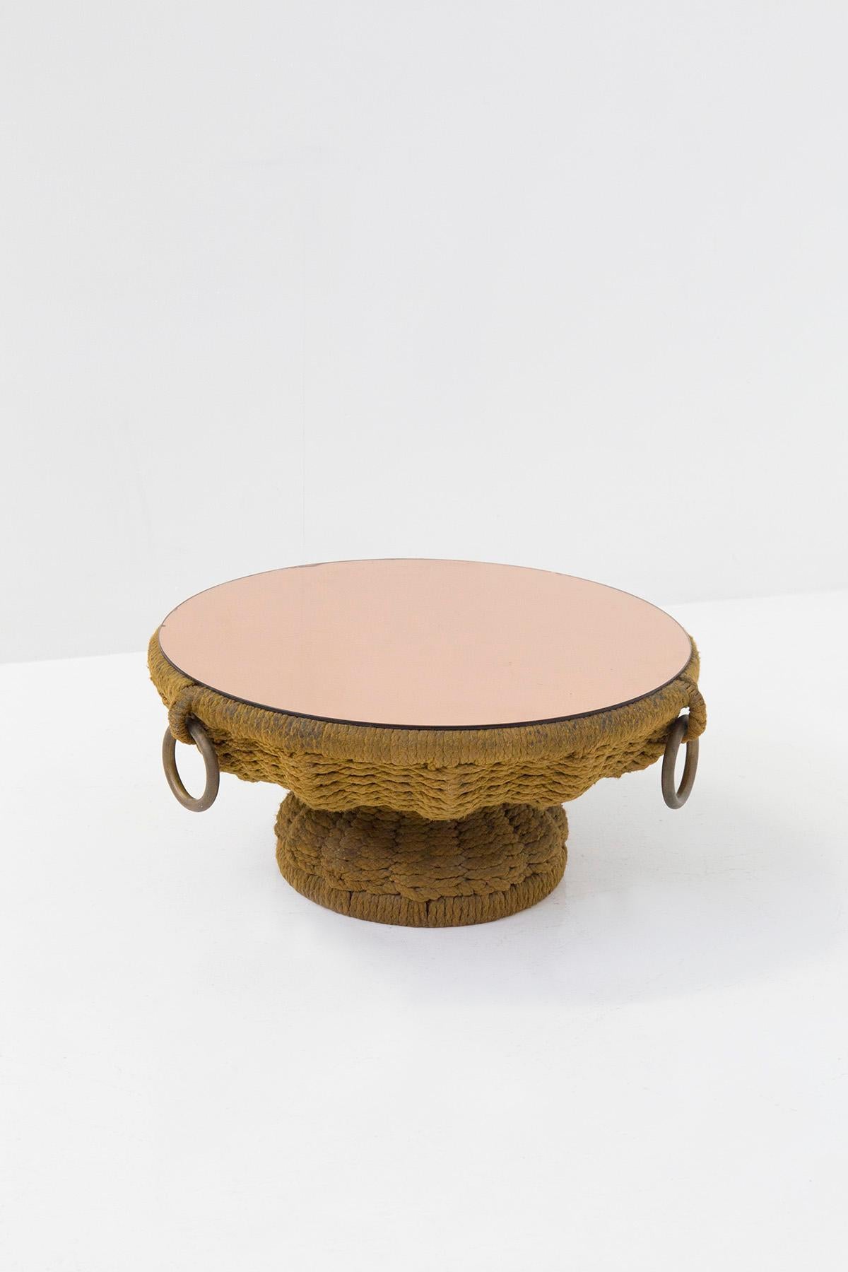 Magnifique table basse de Marzio Cecchi des années 1970. La table basse est un magnifique exemple du savoir-faire italien en matière de travail de la corde. En effet, la table basse présente une structure avec un tissage très dense réalisé avec de