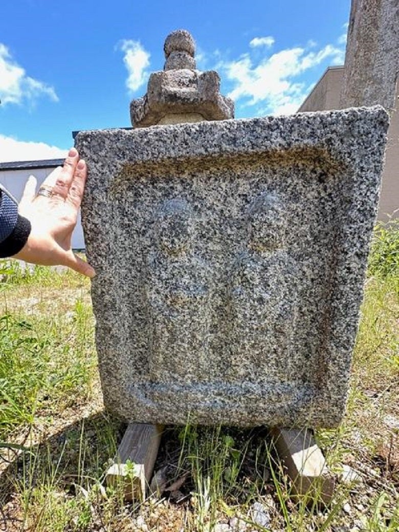 Giapponese Importante scultura massiccia in pietra giapponese antica Doppio Buddha Jizo in vendita
