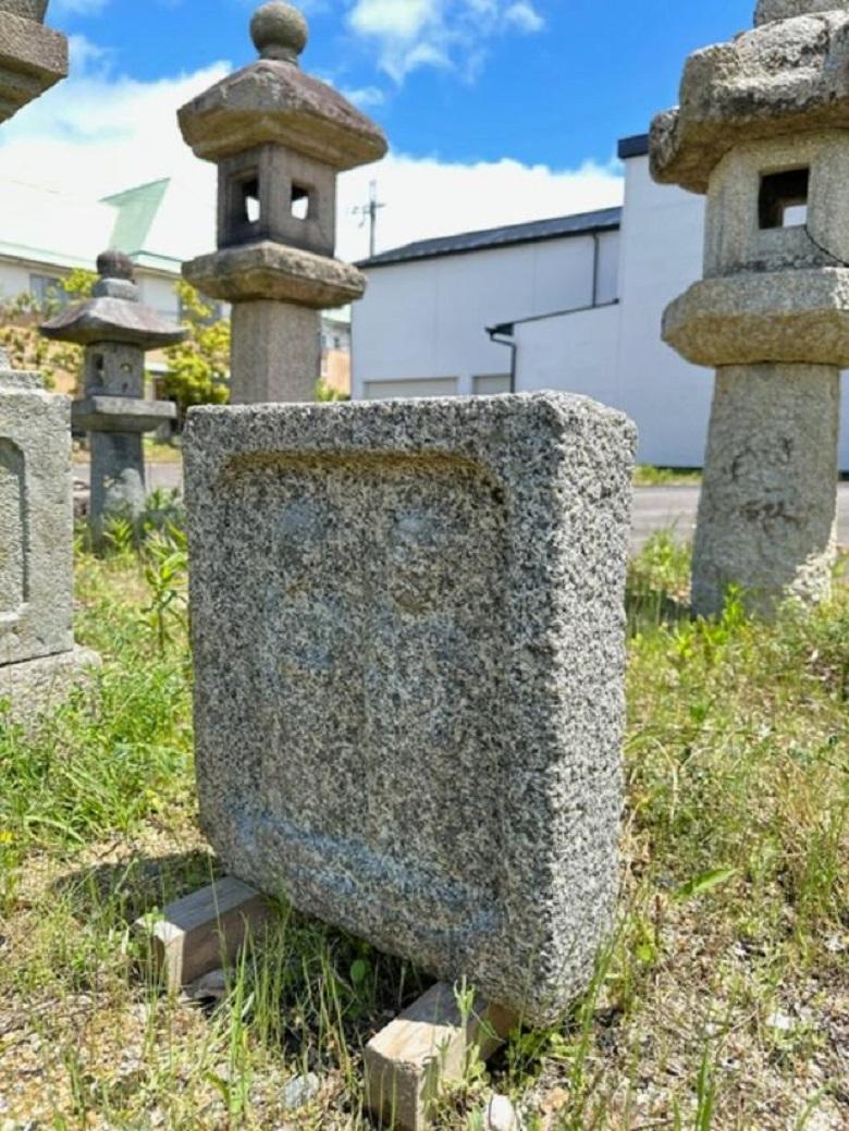 Intagliato a mano Importante scultura massiccia in pietra giapponese antica Doppio Buddha Jizo in vendita