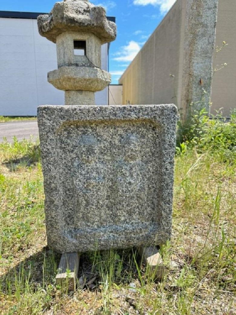 XIX secolo Importante scultura massiccia in pietra giapponese antica Doppio Buddha Jizo in vendita