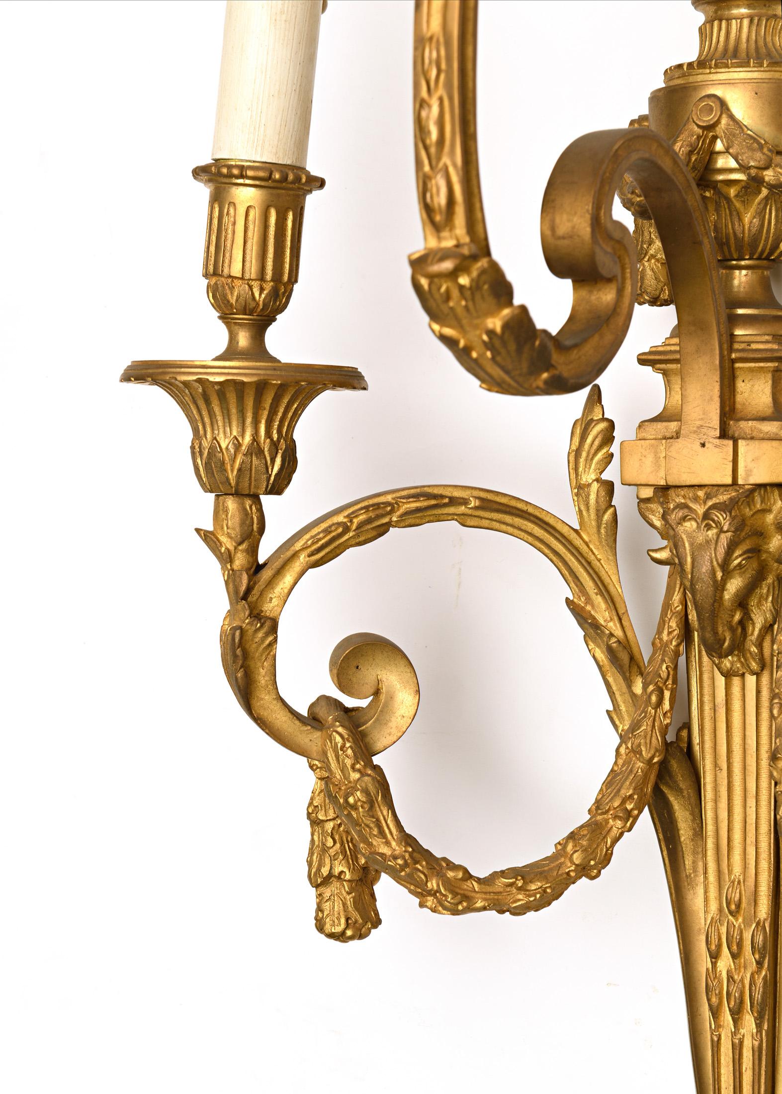 Louis XVI Important  Paire de quatre appliques assorties de style louis XVI en vente