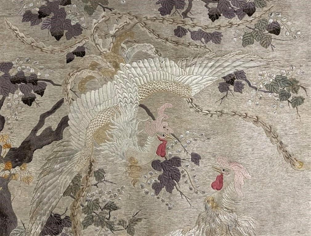 Vielen Dank, dass Sie sich die Zeit nehmen, diesen prächtigen und äußerst seltenen antiken japanischen Seidenstickerei-Wandteppich zu betrachten. 

Dieser atemberaubende Wandbehang zeigt zwei mythische Vögel, die sich gegenüberstehen. Einer steht
