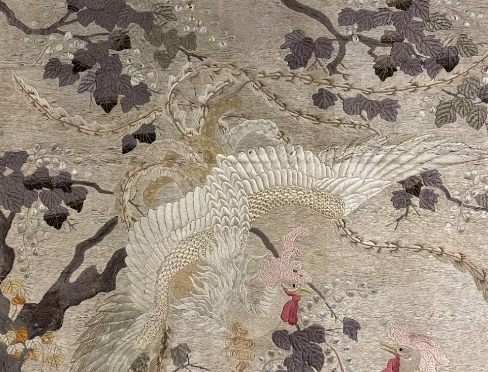 Bestickter japanischer Seidenteppich des 19. Jahrhunderts mit gehämmertem Seidenfaden (Meiji-Periode) im Angebot