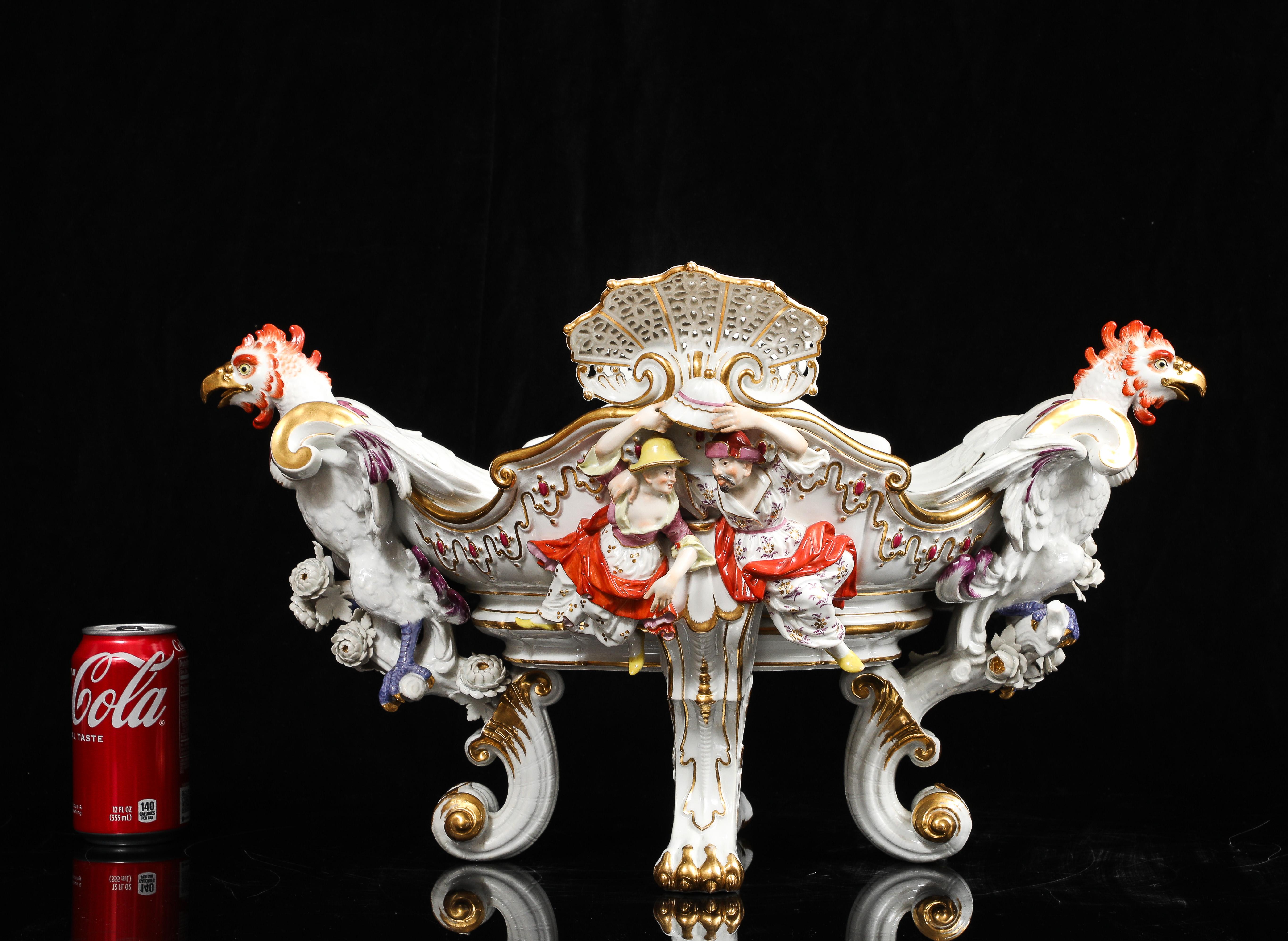 Important et grand centre de table en porcelaine de Meissen à tête de coq, modèle de Johann Joachim Kändler (Saxe [aujourd'hui Allemagne], 1706-1775).u2028u2028

La pièce centrale est formée d'un panier ouvert à quatre pieds avec des supports à