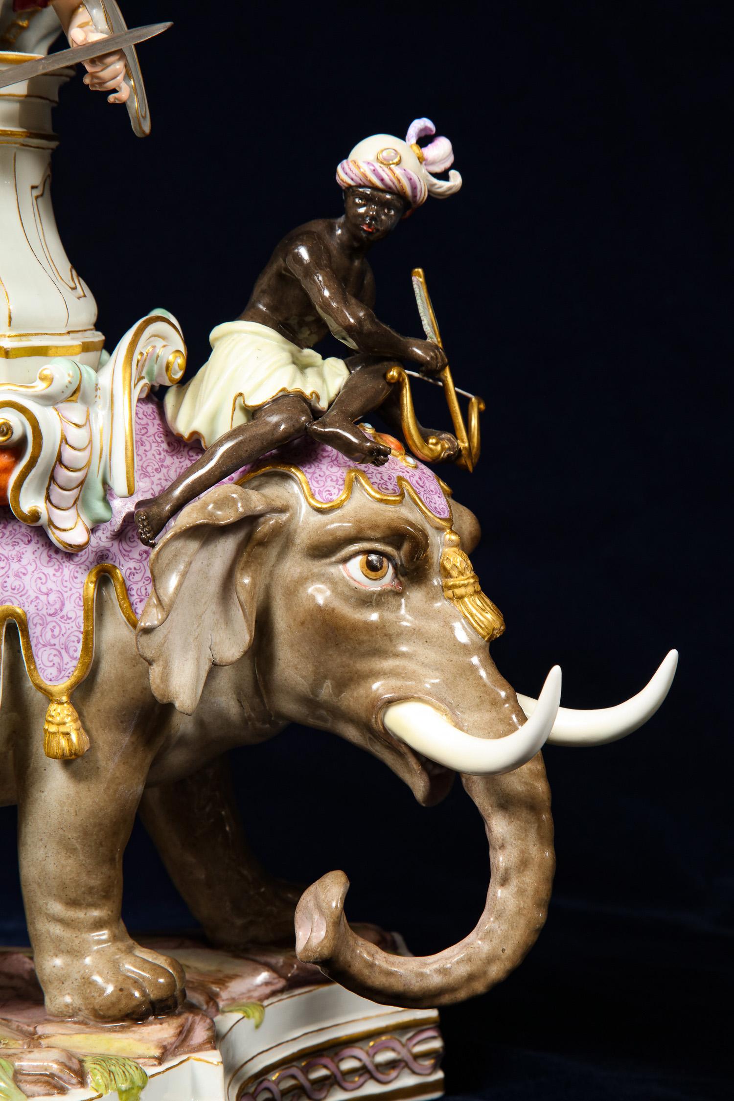 Sculpté à la main Importants groupes d'éléphants et de soldats caparaçons en porcelaine de Meissen en vente