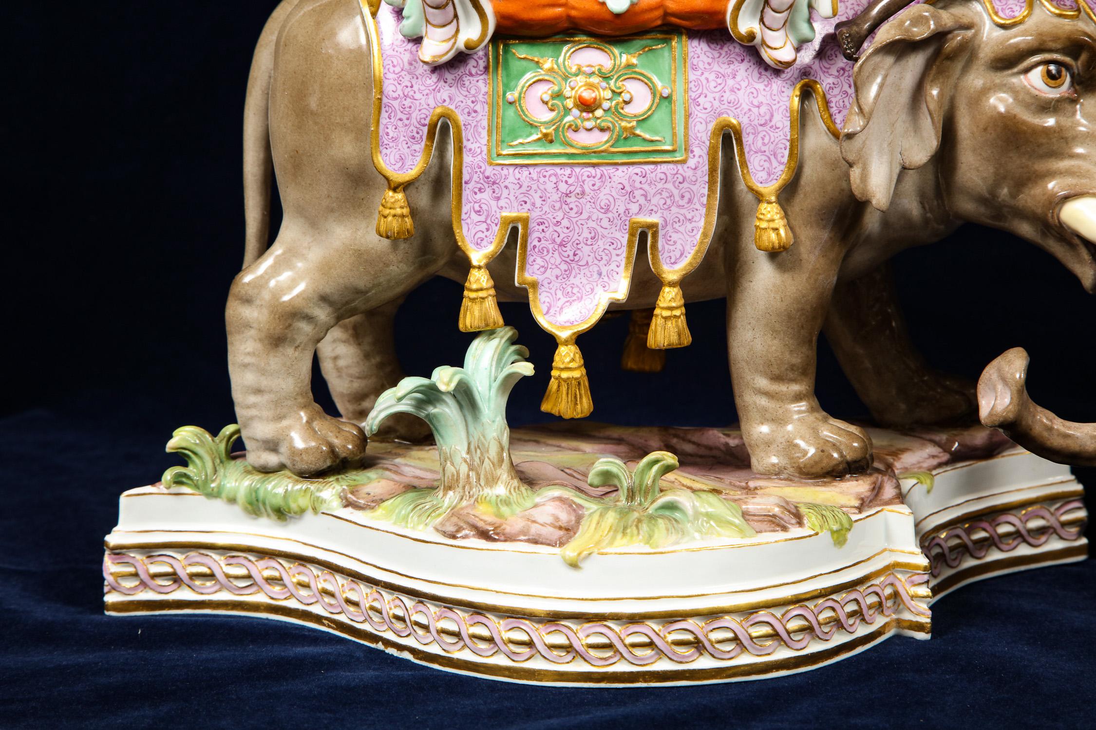 Importants groupes d'éléphants et de soldats caparaçons en porcelaine de Meissen Excellent état - En vente à New York, NY