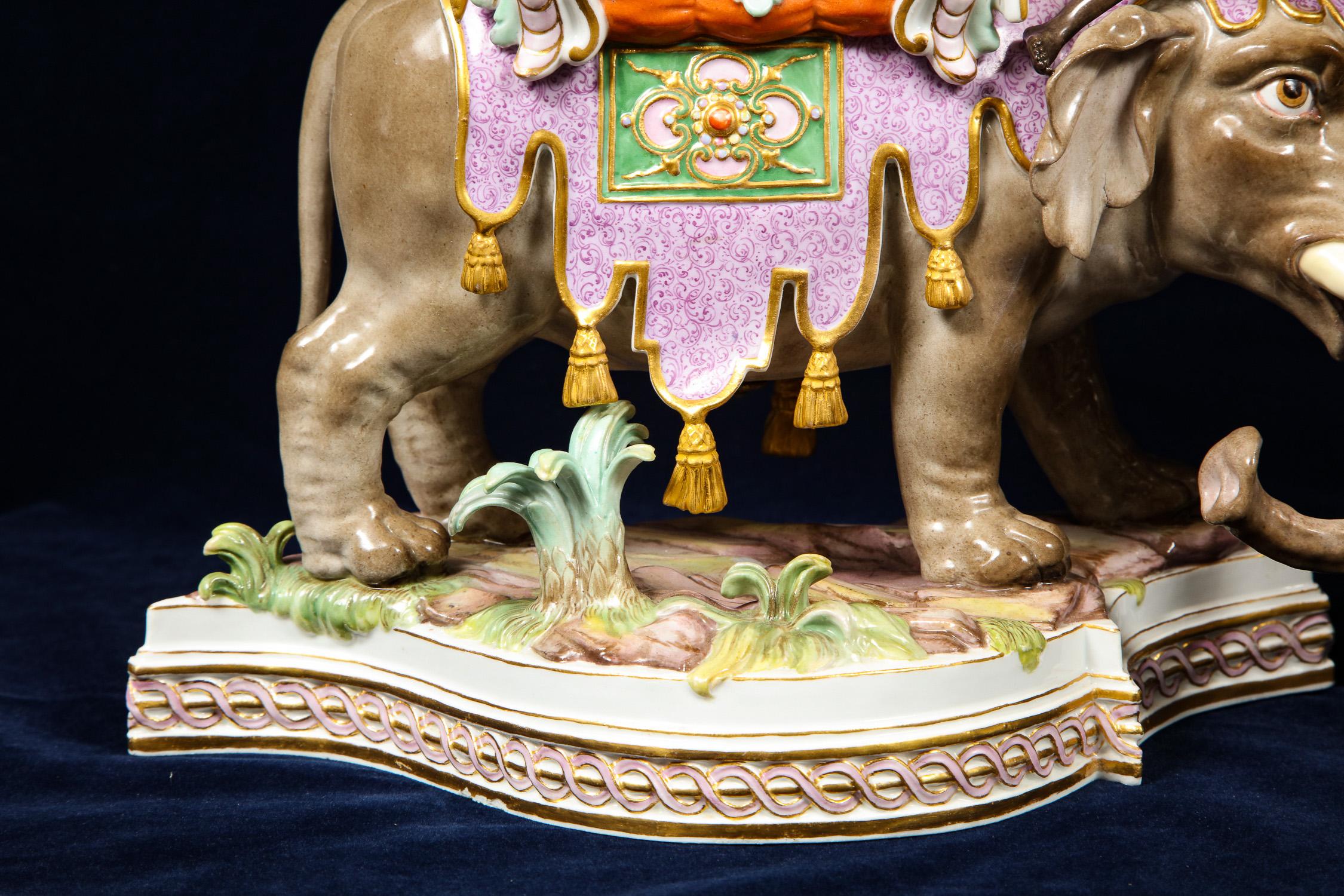 Importanti gruppi di elefanti e soldati con gualdrappa di Meissen Porcelain In condizioni buone in vendita a New York, NY