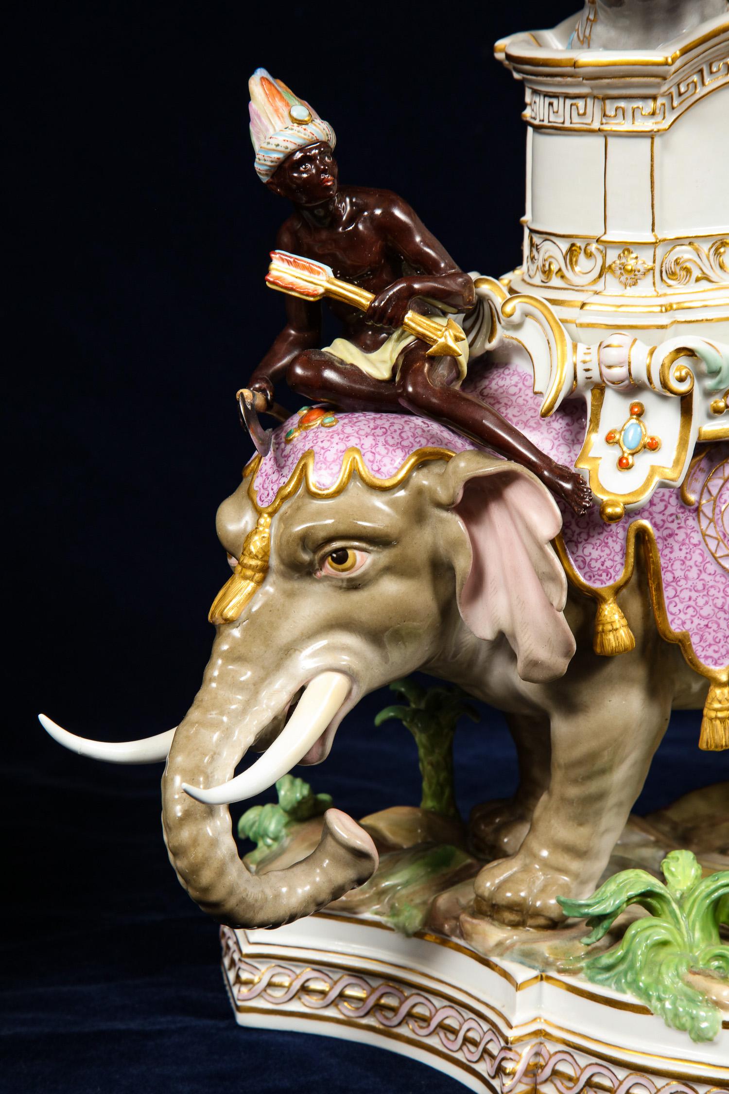 Porcelaine Importants groupes d'éléphants et de soldats caparaçons en porcelaine de Meissen en vente