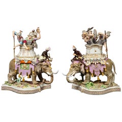 Importants groupes d'éléphants et de soldats caparaçons en porcelaine de Meissen