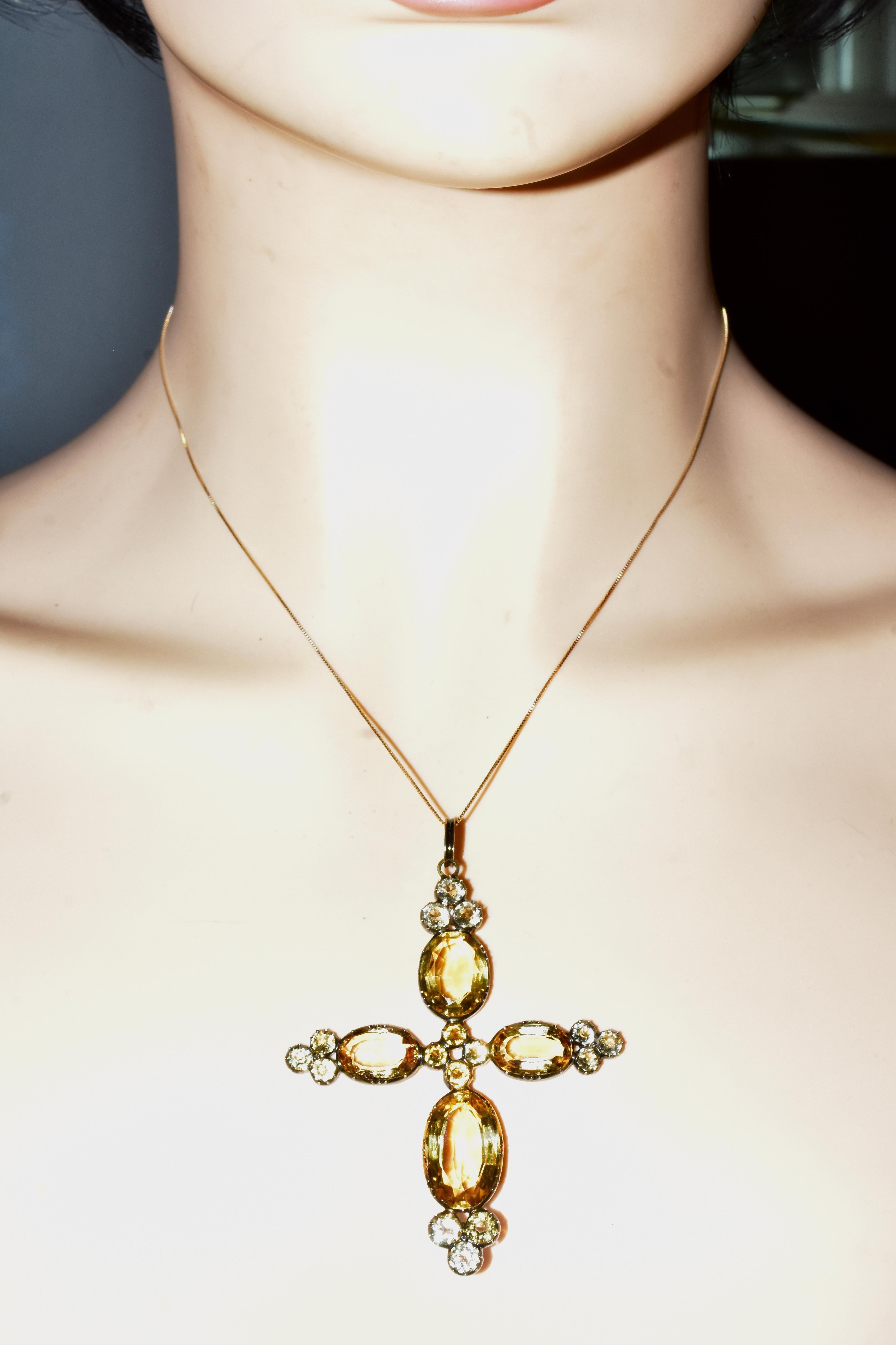 Importante croix du milieu du 19e siècle avec citrine fine de taille fantaisie en or, 1840 Unisexe en vente