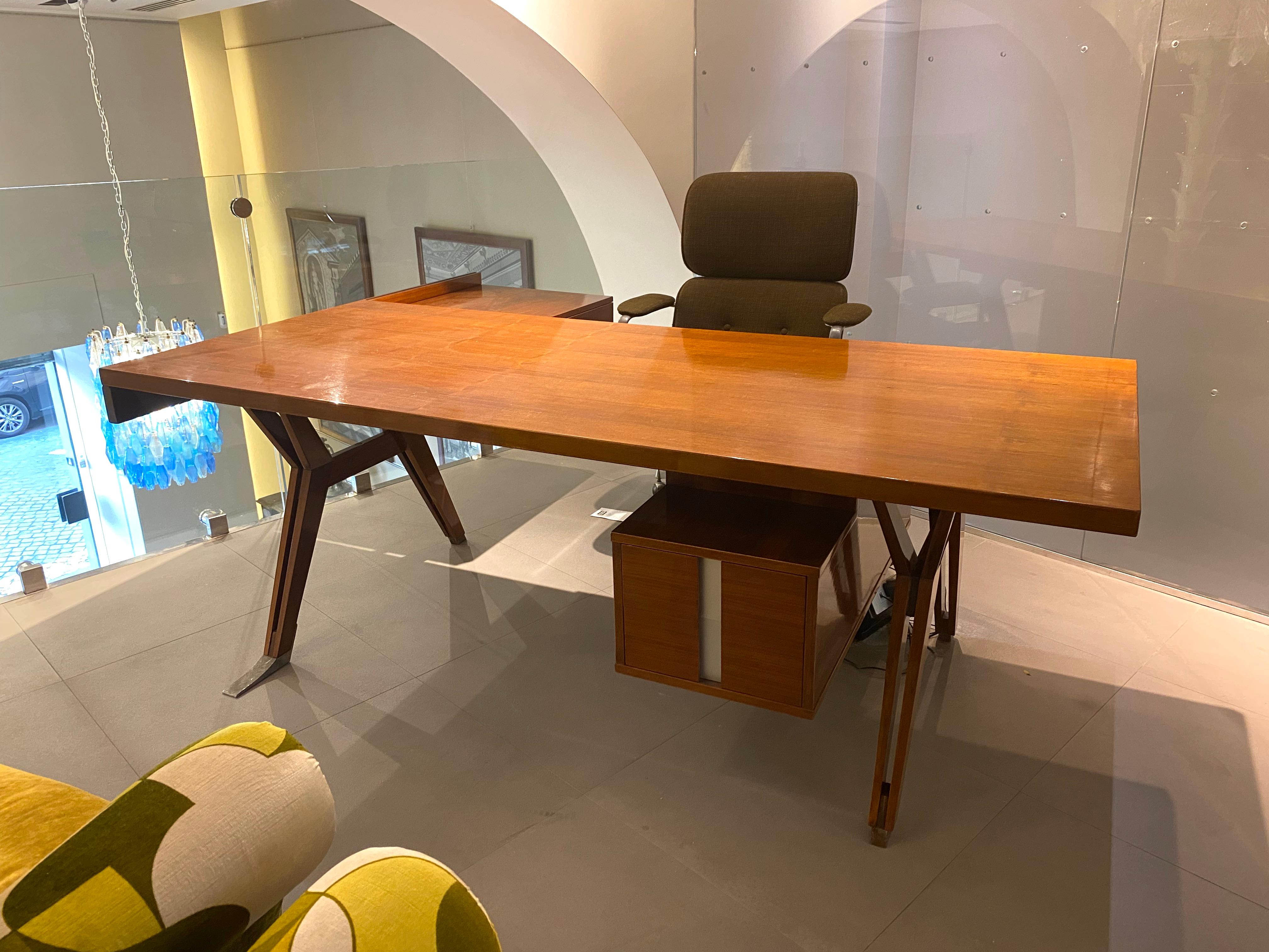 Ce grand bureau de direction Terni a été conçu par Ico Parisi en 1958 pour MIM (Mobili Italiani Moderni) Rome, Italie, avec un plateau rectangulaire. Le bureau contient un bloc de trois tiroirs d'un côté et un bloc de deux tiroirs à l'arrière. De