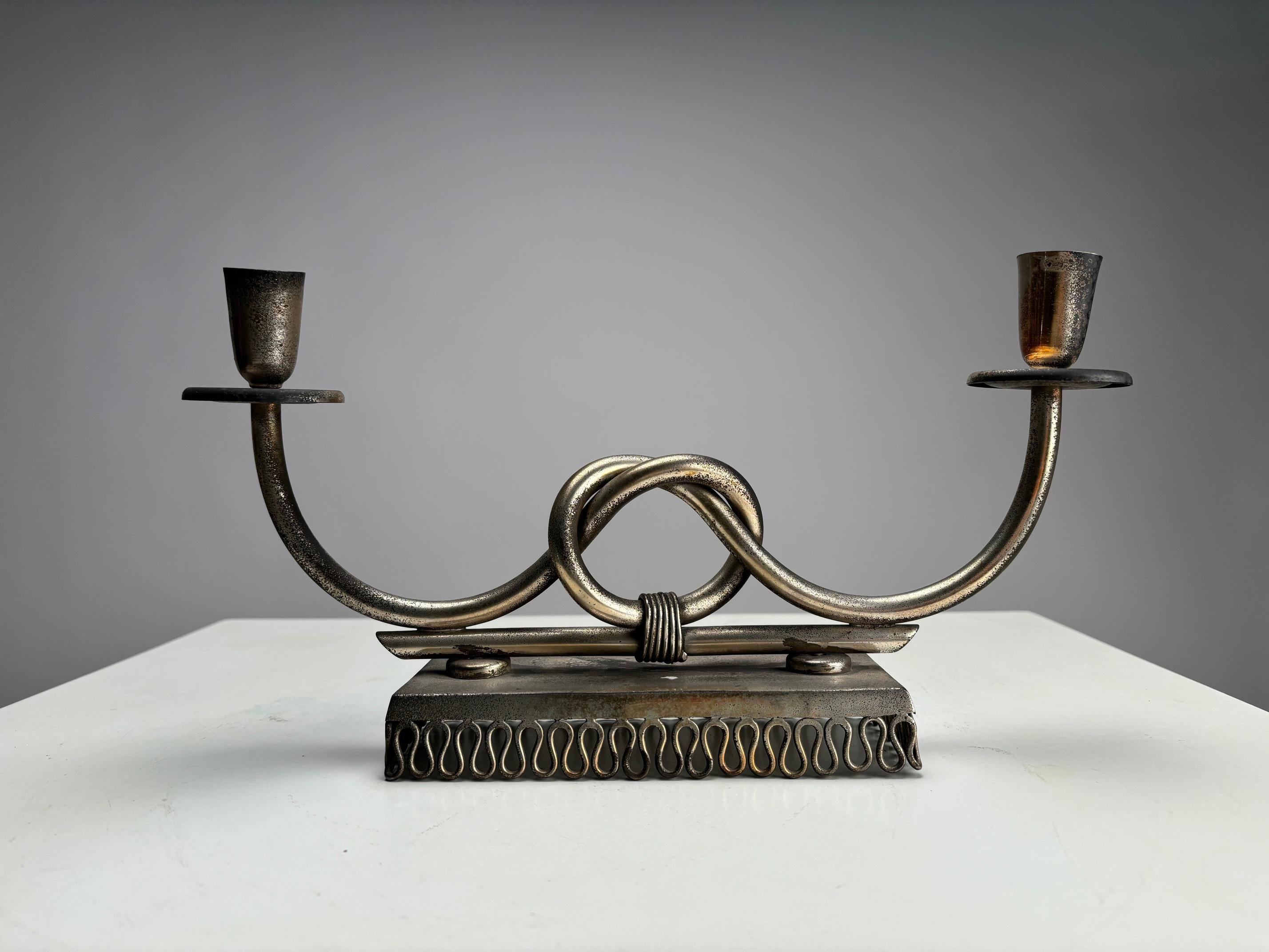 Importante candeliere in metallo della metà del secolo scorso, stile Gio Ponti, Italia anni '50

Il Candeliere, di grande raffinatezza, ripropone nella base la forma 