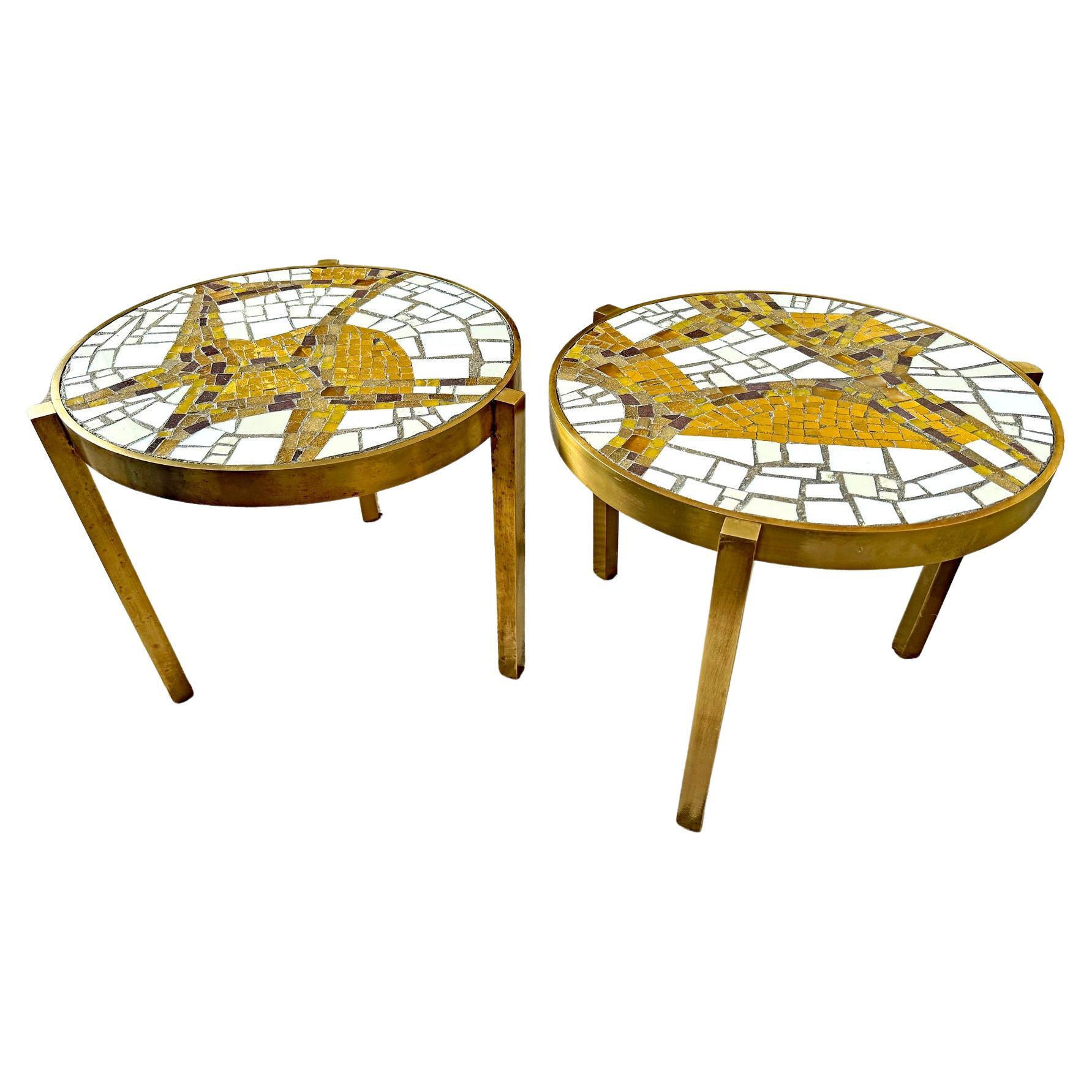 Cette importante et étonnante paire de tables d'appoint à plateau en mosaïque a été réalisée par Jack Stewart, un artiste new-yorkais de premier plan qui est surtout connu aujourd'hui pour une imposante mosaïque murale représentant Apollo et son
