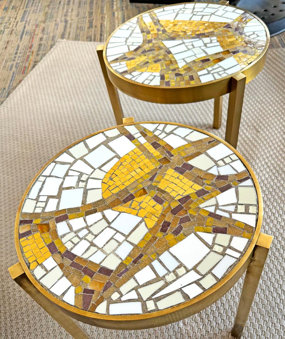 Mosaïque Importantes tables d'appoint en mosaïque du milieu du siècle dernier par Stewart en or et blanc, 1957 en vente