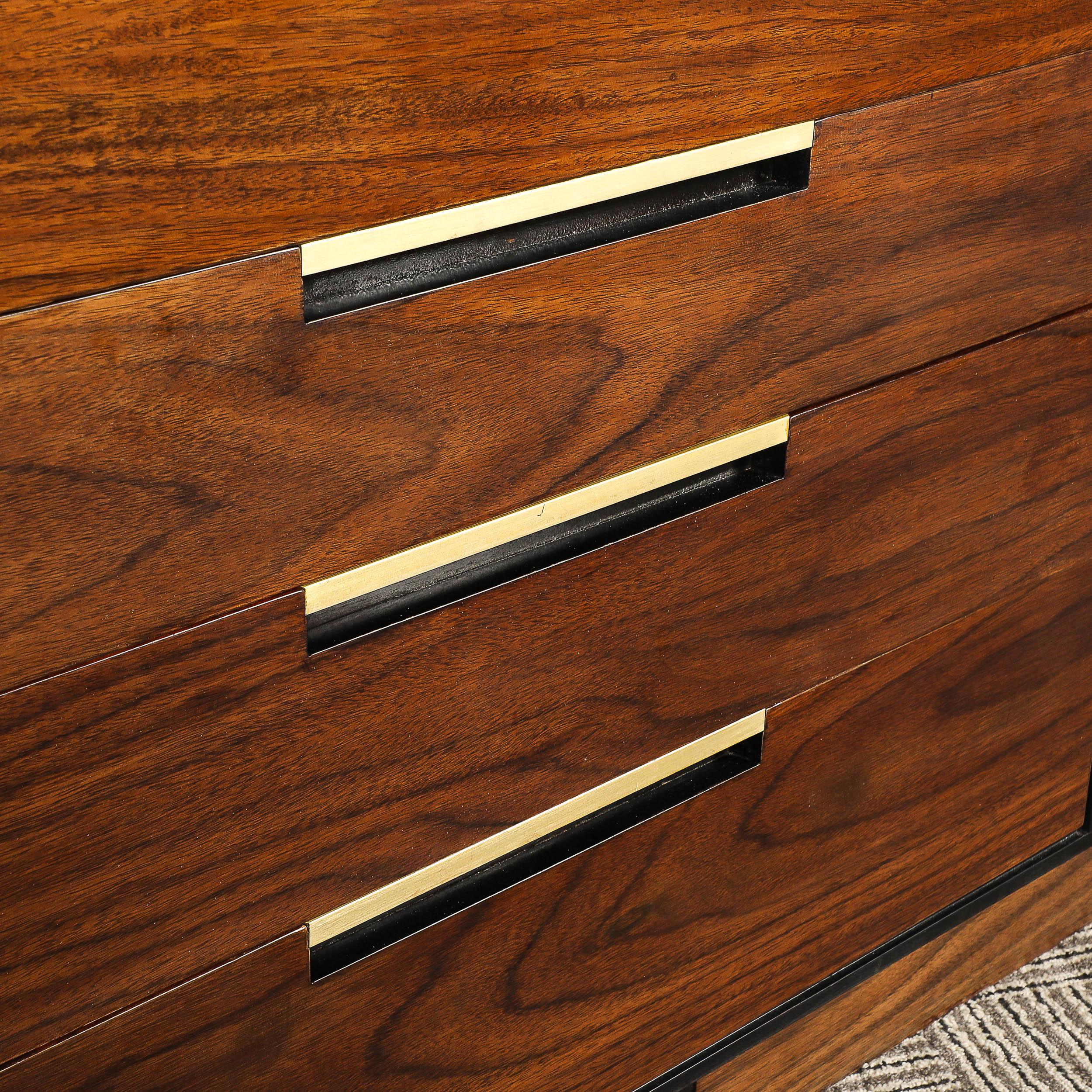 Importante cassettiera in palissandro di metà secolo di Vladimir Kagan con ferramenta in ottone in vendita 4