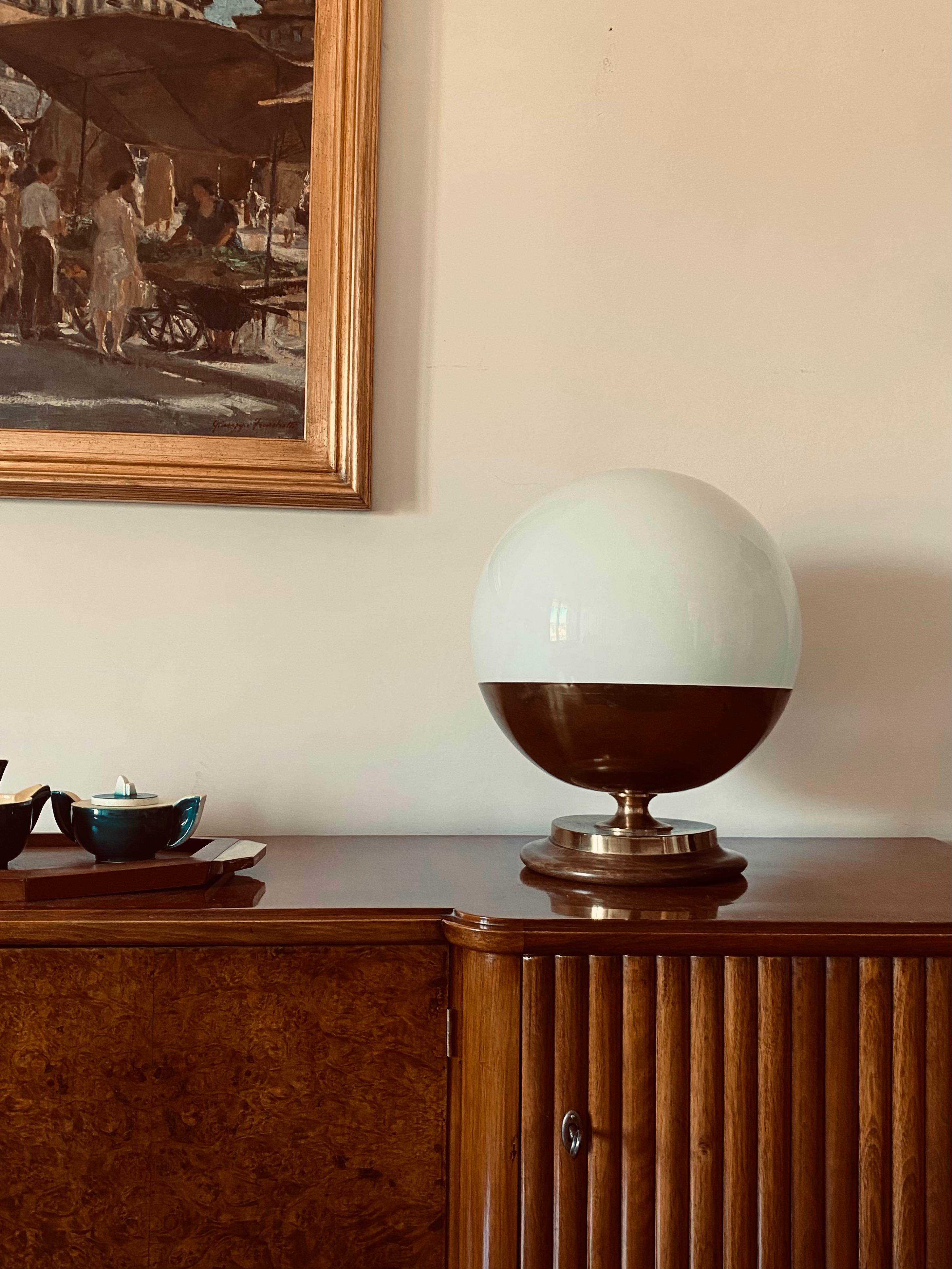Important midcentury spherical murano glass table lamp.

Italian manufacture, Mazzega Italy 1960s

Wood and brass base, frosted glass

Measures : 45 cm H - 36 cm diam.

Conditions: Excellent consistent with age and use. No defects.