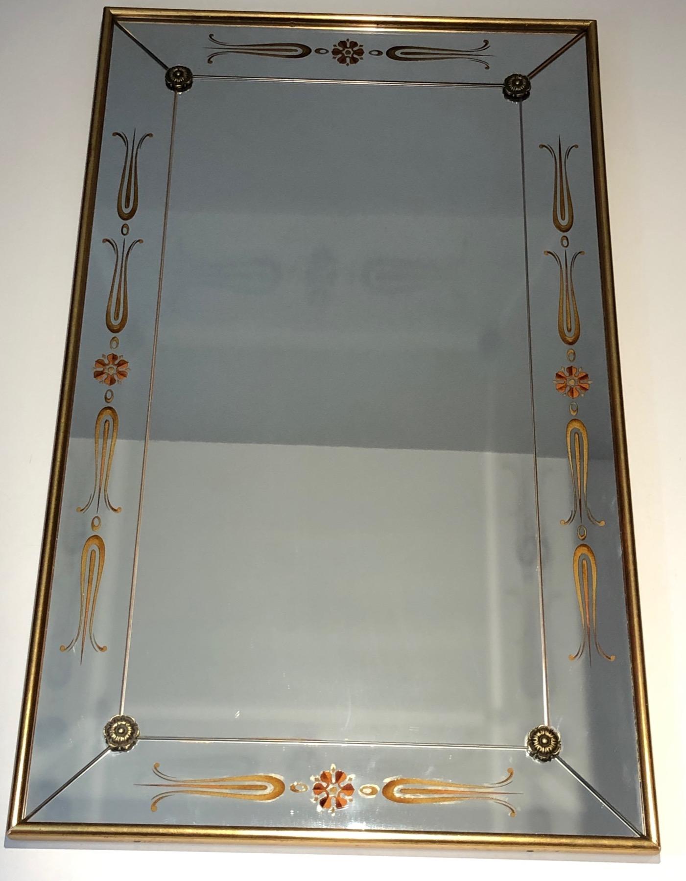 Questo importante e bellissimo specchio decorato è inciso con decorazioni in oro e rosso. Questa è un'opera francese. Circa 1970