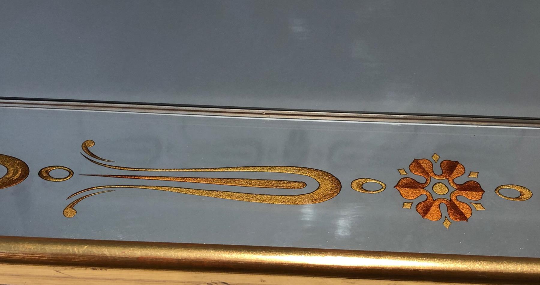 Francese Importante specchio inciso con decorazioni in oro e rosso. Lavoro francese. Circa 1970 in vendita