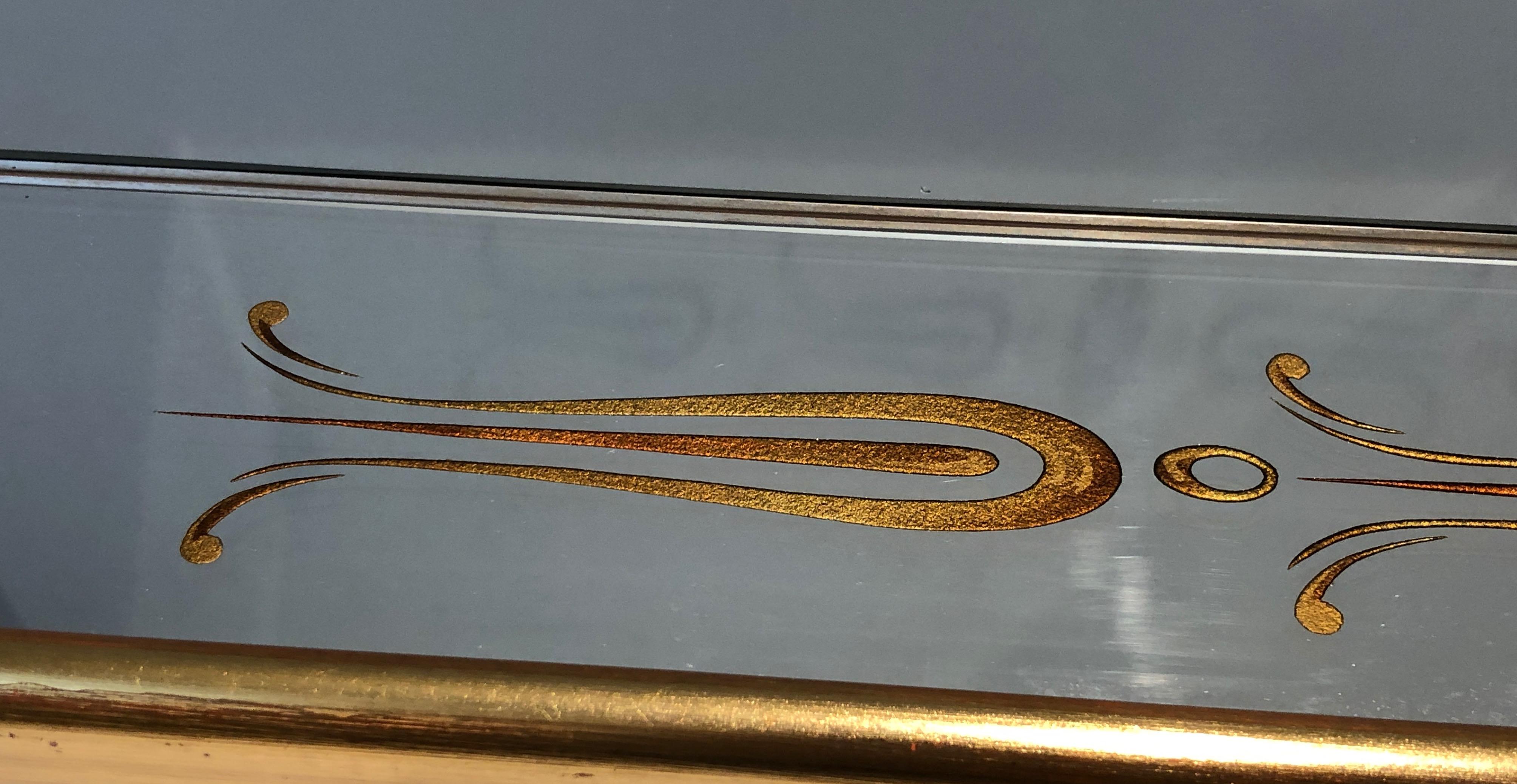 Importante specchio inciso con decorazioni in oro e rosso. Lavoro francese. Circa 1970 In condizioni buone in vendita a Marcq-en-Barœul, Hauts-de-France
